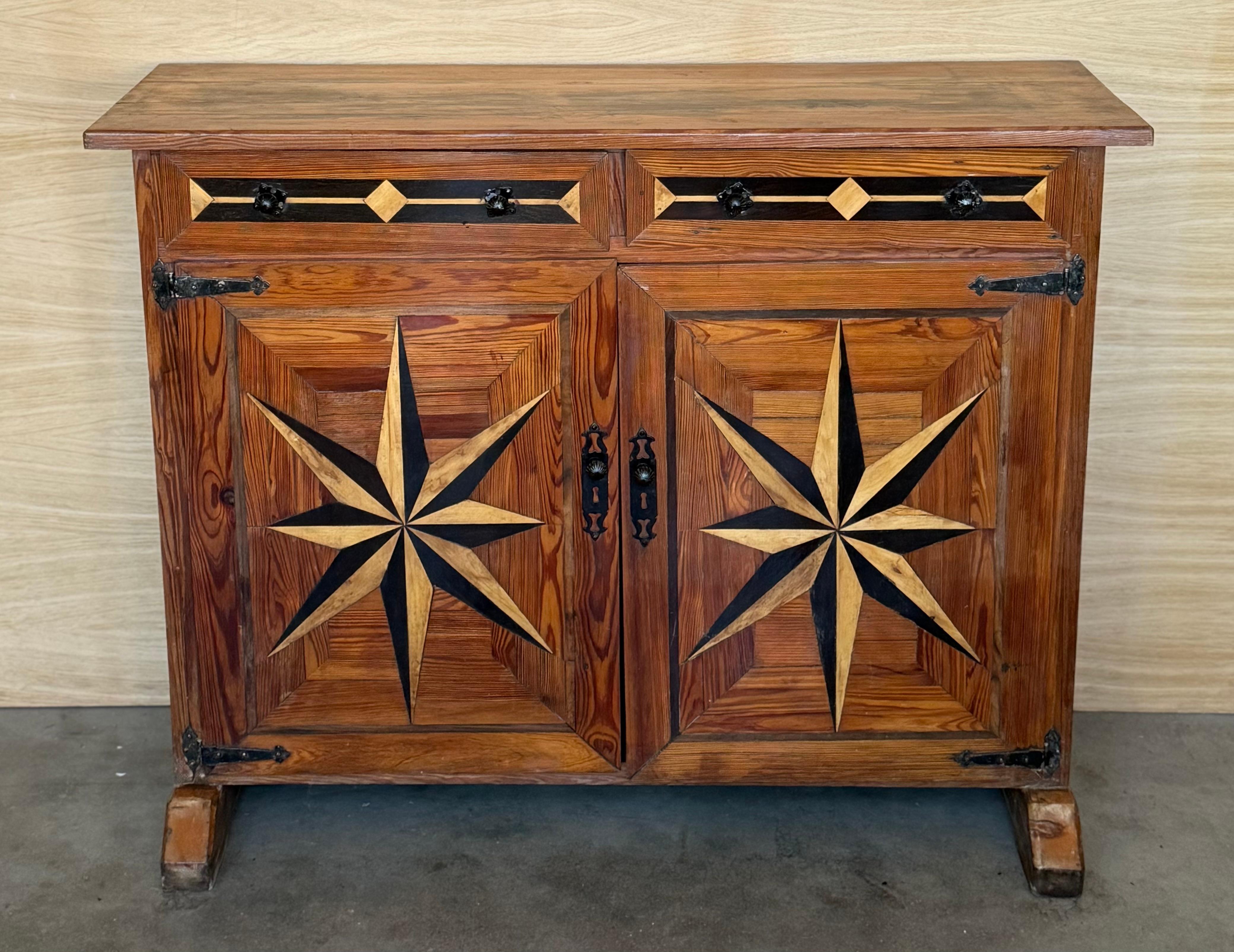 19. Spanisch geschnitzt Nussbaum toskanischen zwei Schubladen Credenza oder Buffet mit Intarsien (Barock) im Angebot