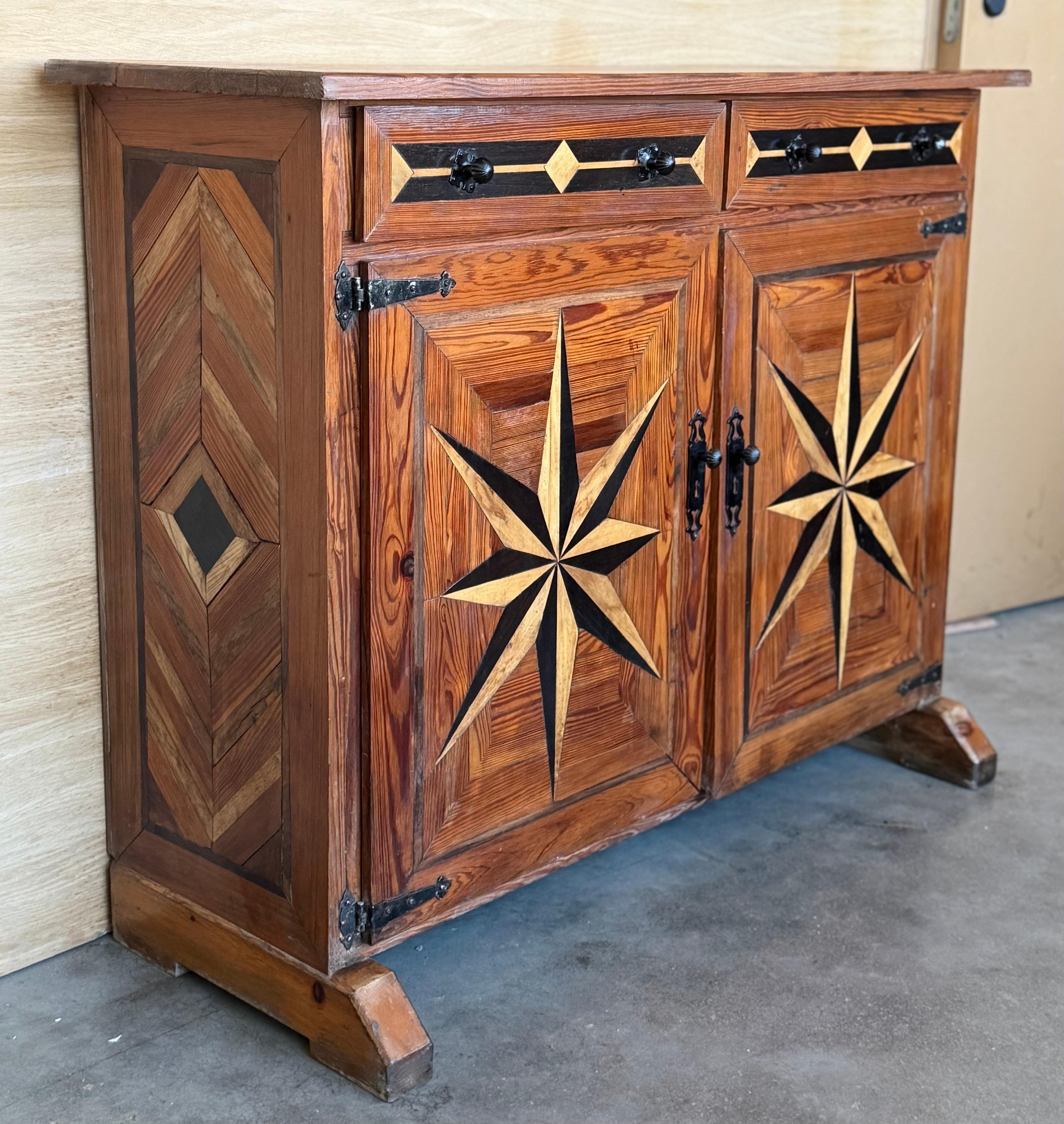 19. Spanisch geschnitzt Nussbaum toskanischen zwei Schubladen Credenza oder Buffet mit Intarsien im Zustand „Gut“ im Angebot in Miami, FL