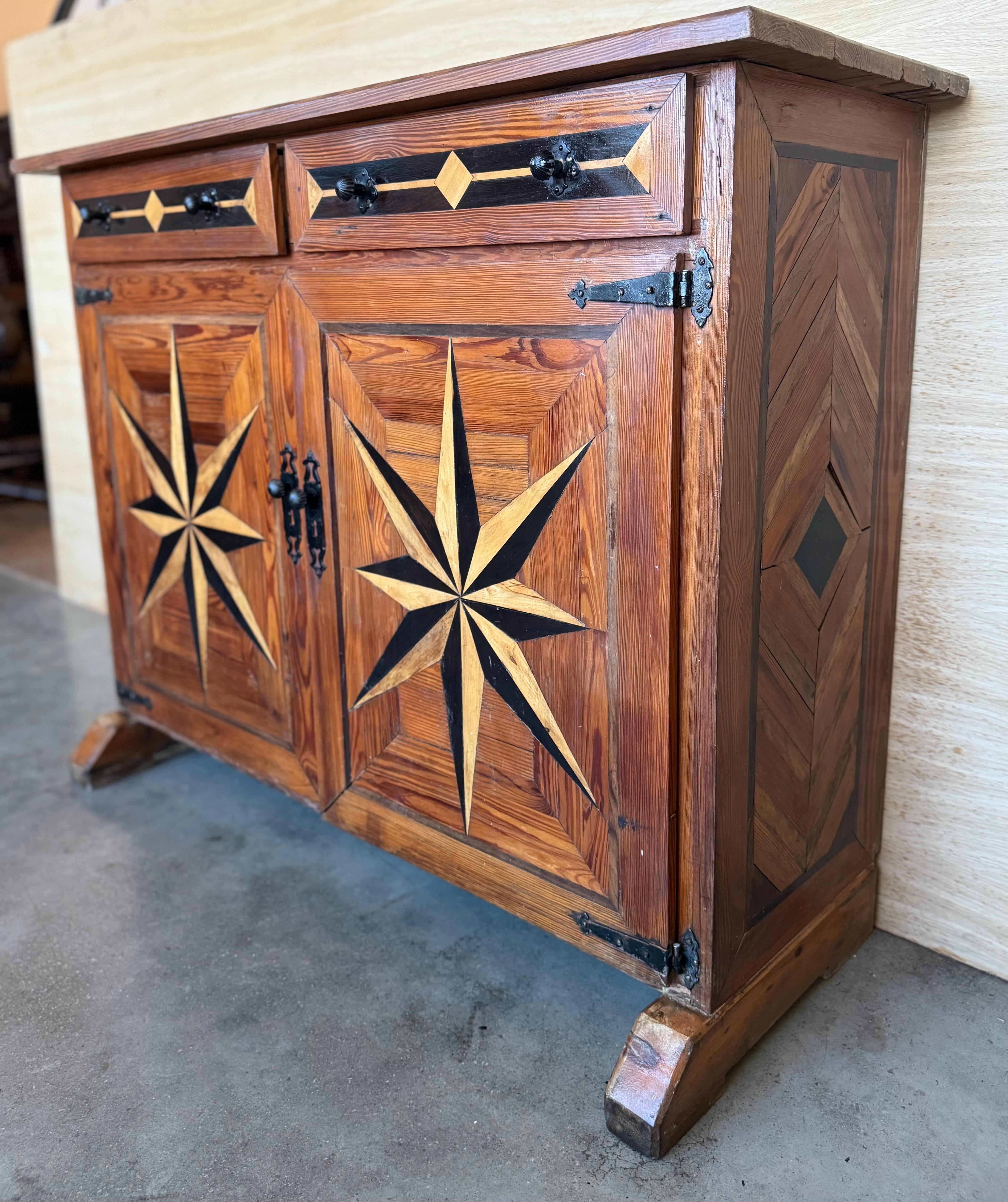 19. Spanisch geschnitzt Nussbaum toskanischen zwei Schubladen Credenza oder Buffet mit Intarsien (19. Jahrhundert) im Angebot