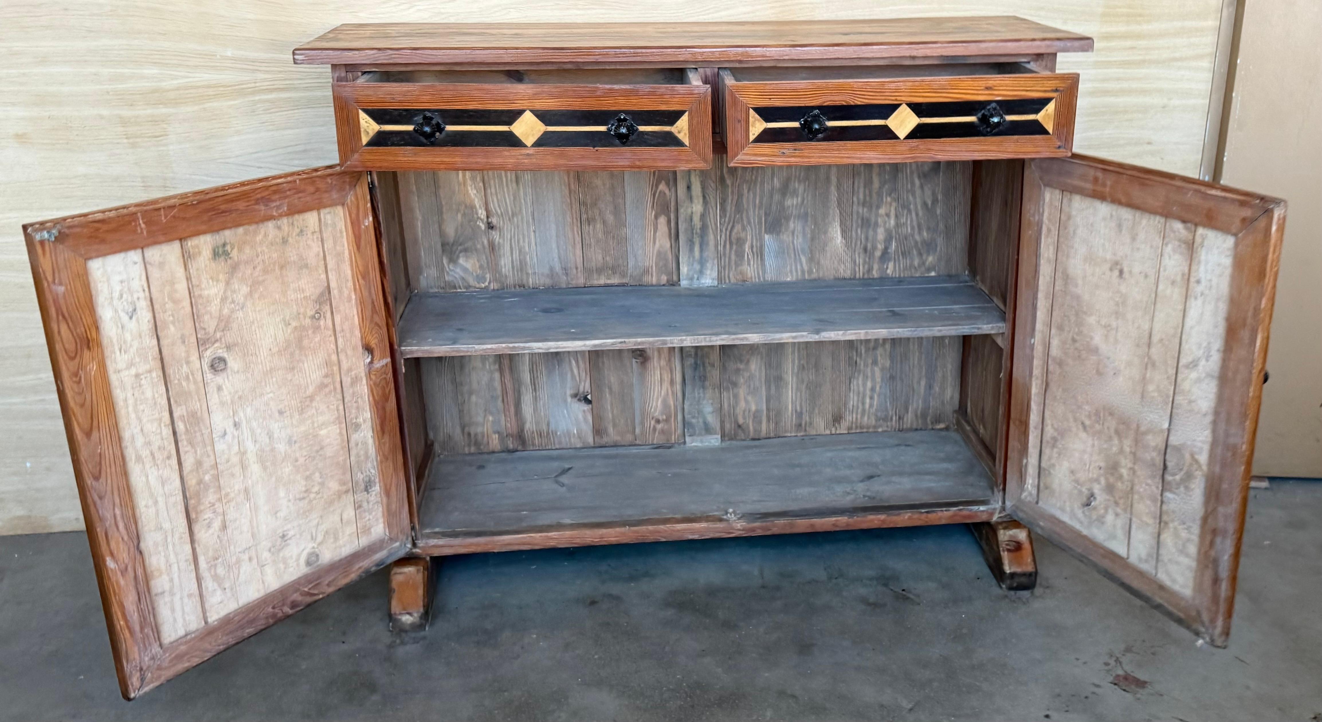 19. Spanisch geschnitzt Nussbaum toskanischen zwei Schubladen Credenza oder Buffet mit Intarsien (Walnuss) im Angebot