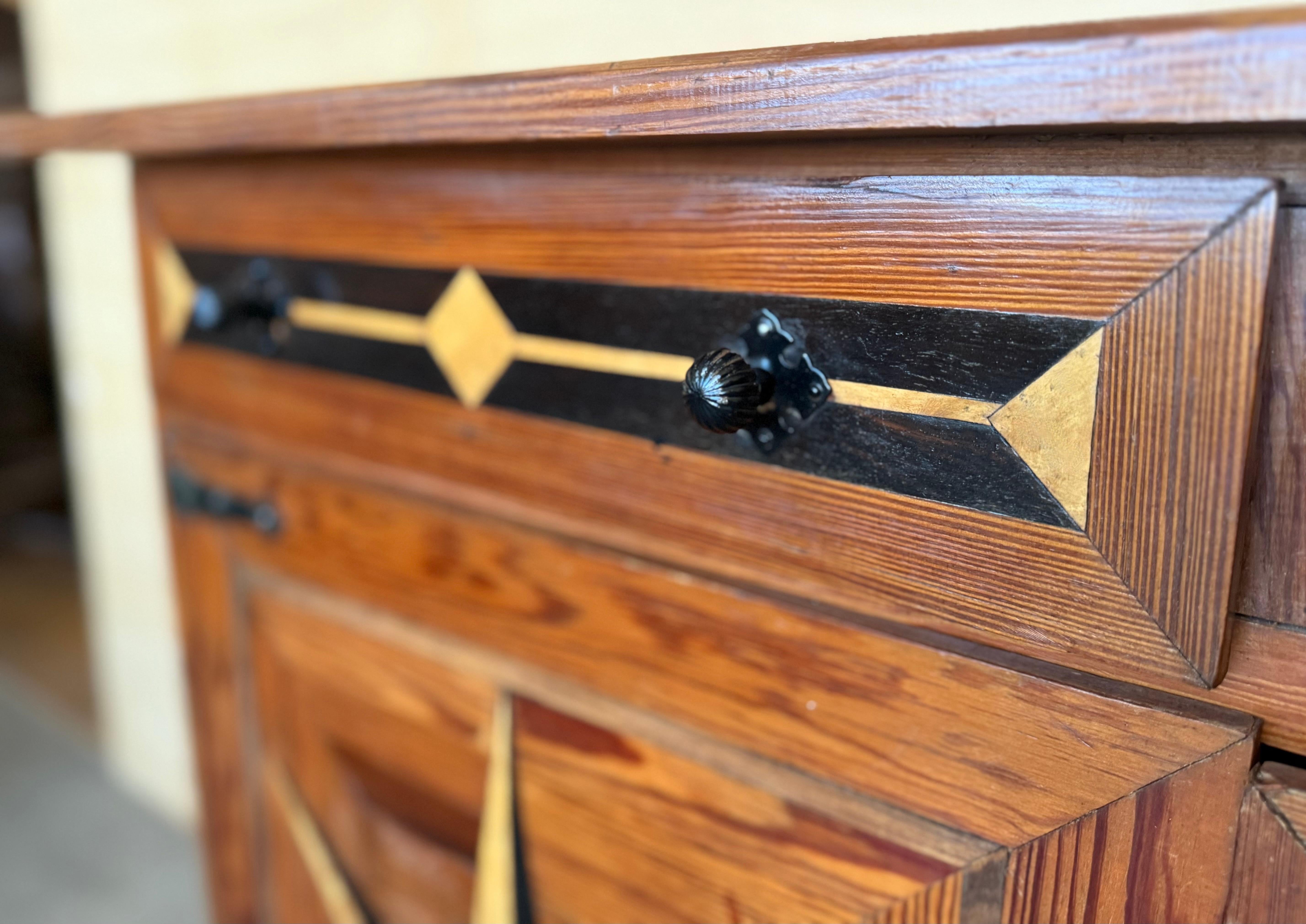 19. Spanisch geschnitzt Nussbaum toskanischen zwei Schubladen Credenza oder Buffet mit Intarsien im Angebot 1