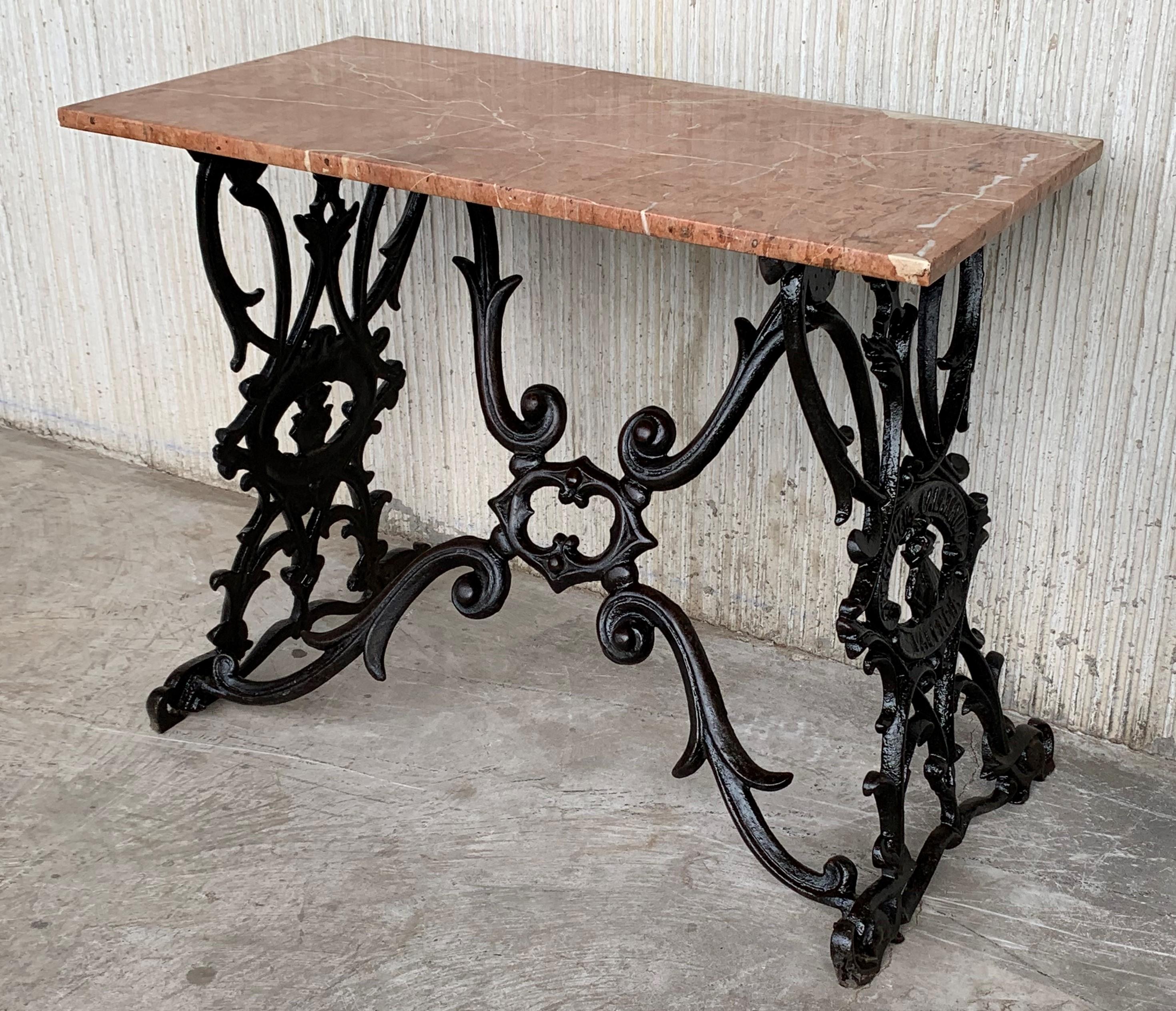 Beautiful antique 19th century Spanish cast iron bistro or garden table with pink marble.
Signed by Crescencio Calatayud, Valencia, Spain.
