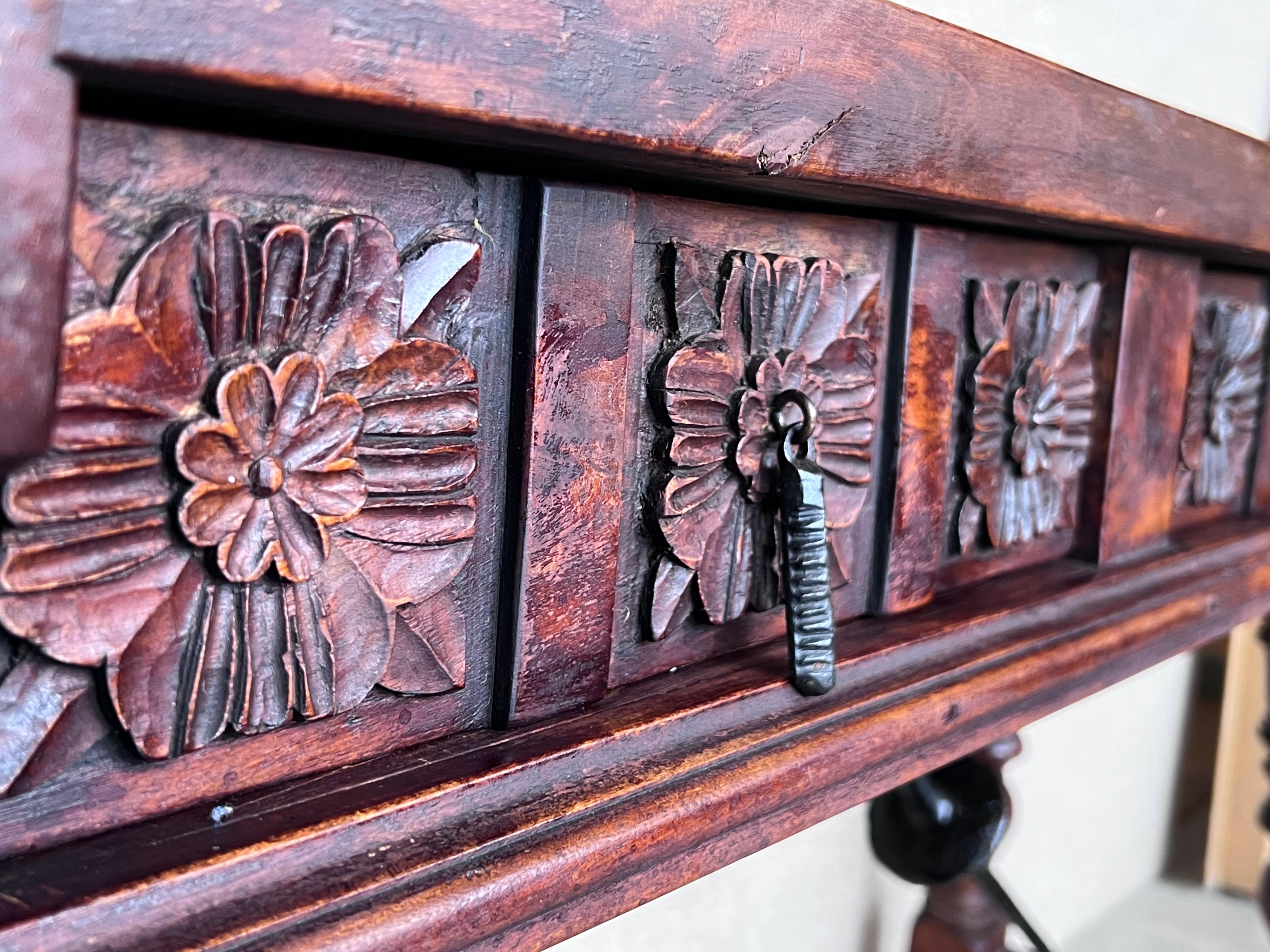 Table console espagnole du 19e siècle avec deux tiroirs sculptés et quincaillerie d'origine en vente 3