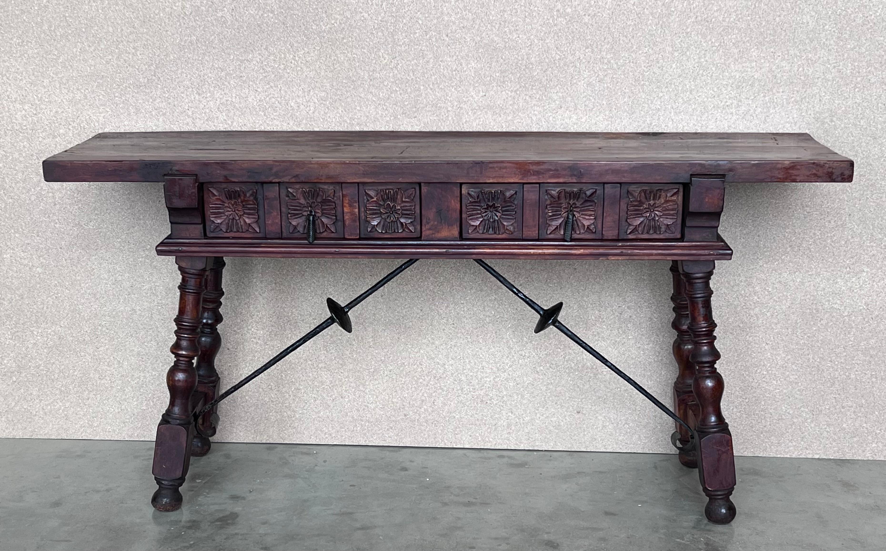 Ce grand meuble espagnol du XIXe siècle présente un magnifique plateau rectangulaire à une planche sur deux tiroirs sculptés avec des ferrures légèrement différentes. Il est orné de motifs géométriques et de leurs poignées d'origine faites à la