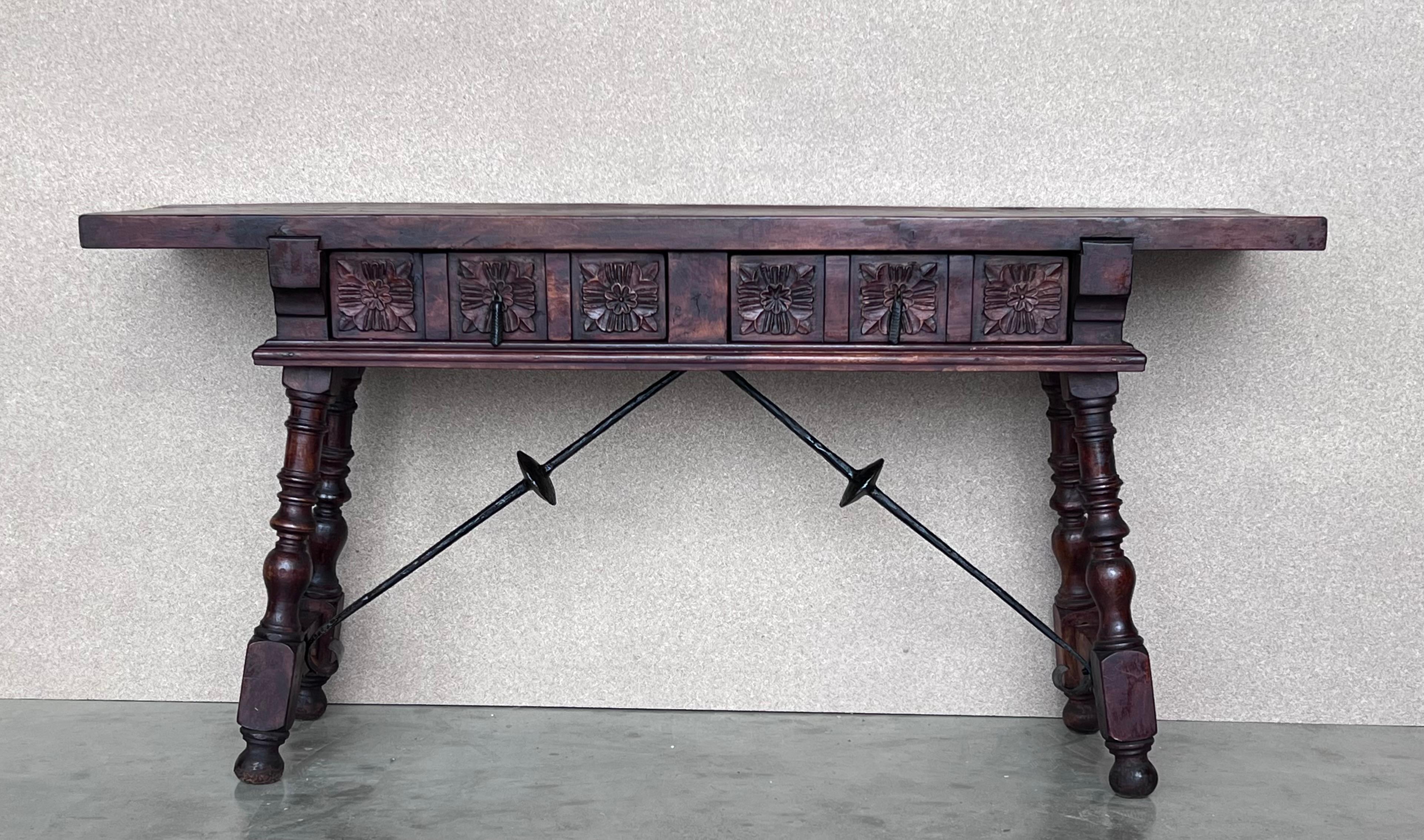 Baroque Table console espagnole du 19e siècle avec deux tiroirs sculptés et quincaillerie d'origine en vente