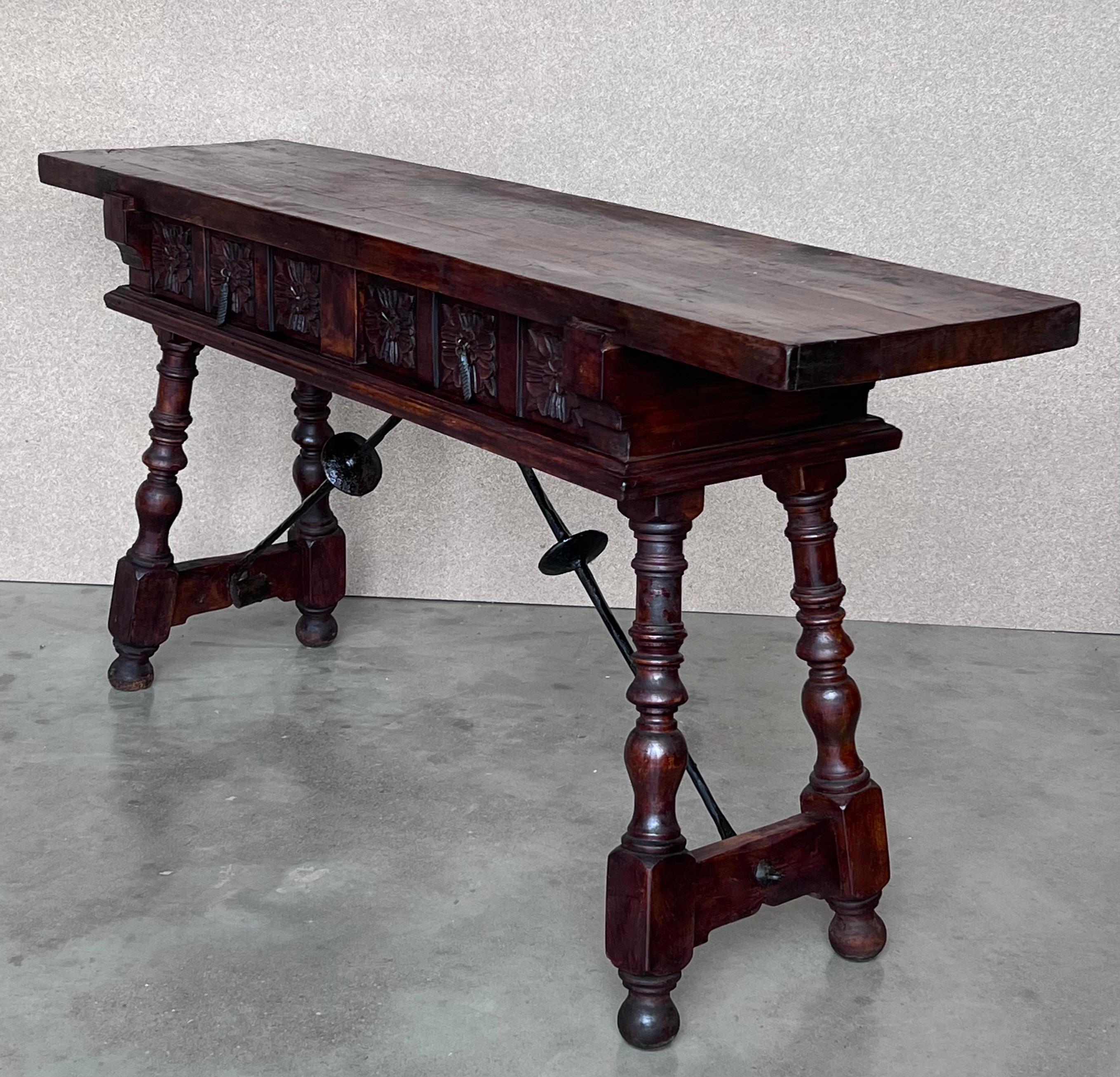 Espagnol Table console espagnole du 19e siècle avec deux tiroirs sculptés et quincaillerie d'origine en vente