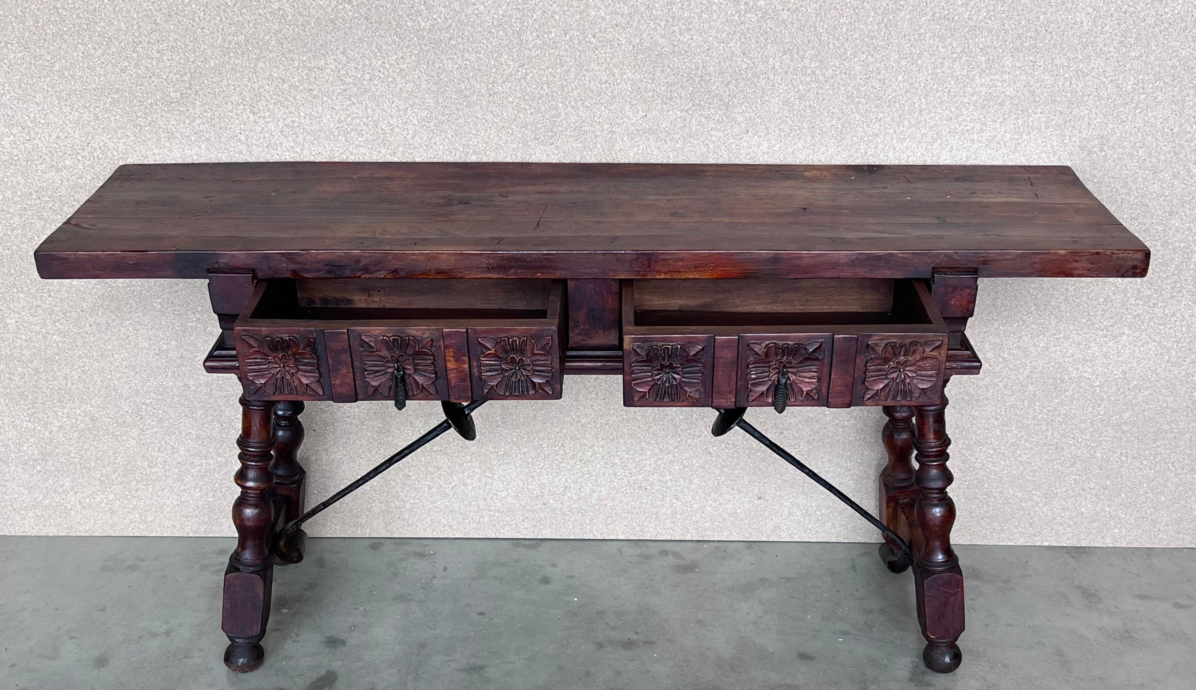 Table console espagnole du 19e siècle avec deux tiroirs sculptés et quincaillerie d'origine Bon état - En vente à Miami, FL