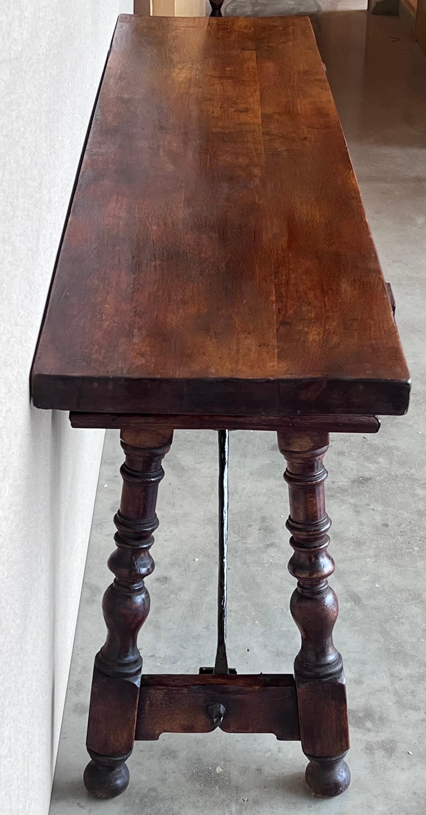 Fer Table console espagnole du 19e siècle avec deux tiroirs sculptés et quincaillerie d'origine en vente