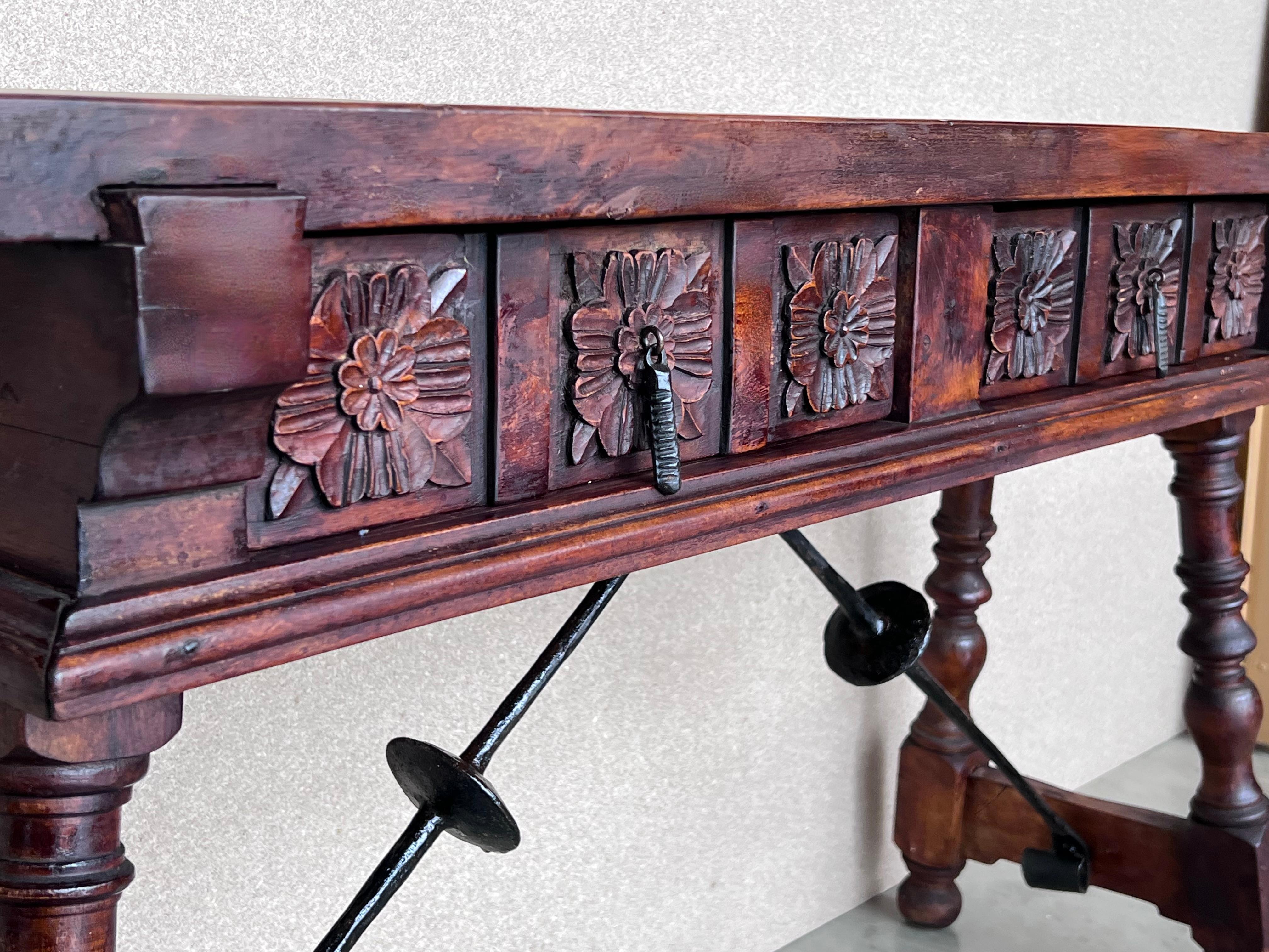 Table console espagnole du 19e siècle avec deux tiroirs sculptés et quincaillerie d'origine en vente 1