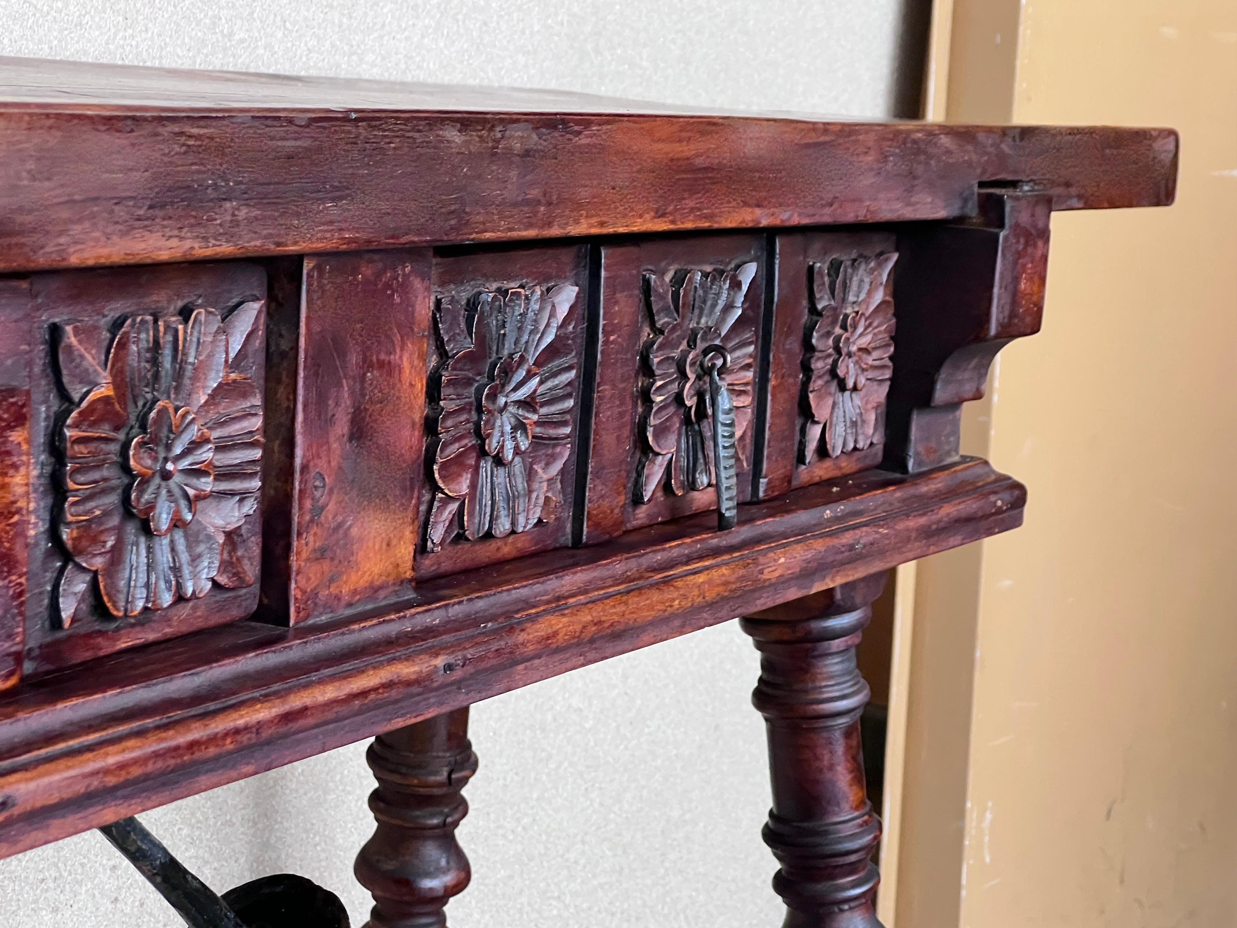 Table console espagnole du 19e siècle avec deux tiroirs sculptés et quincaillerie d'origine en vente 2