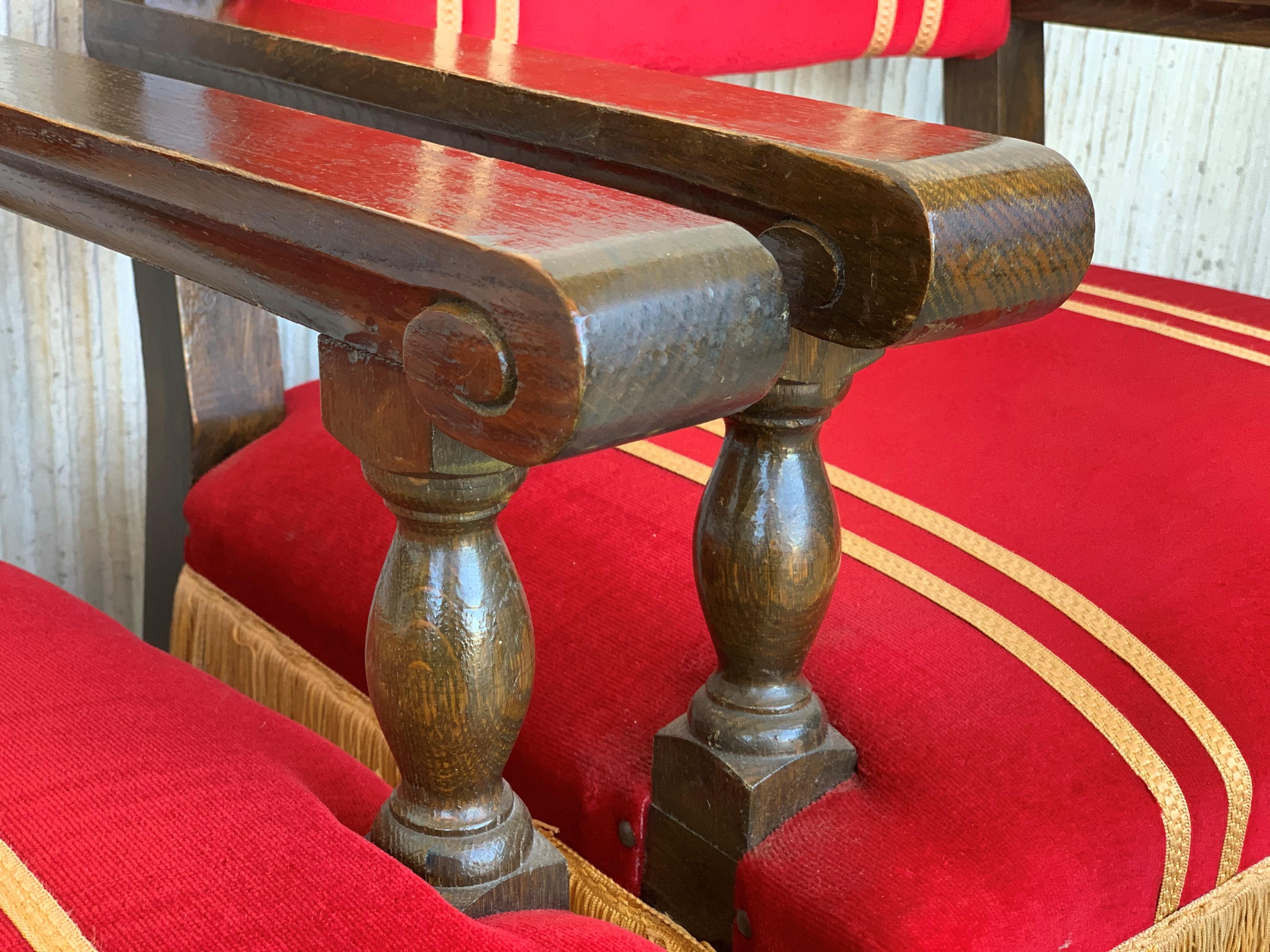 Fauteuils espagnols en noyer sculpté et tapisserie en velours rouge '46units' en vente 6