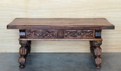 19. Spanischer niedriger Konsolentisch mit salomonischen Beinen und zwei geschnitzten Schubladen