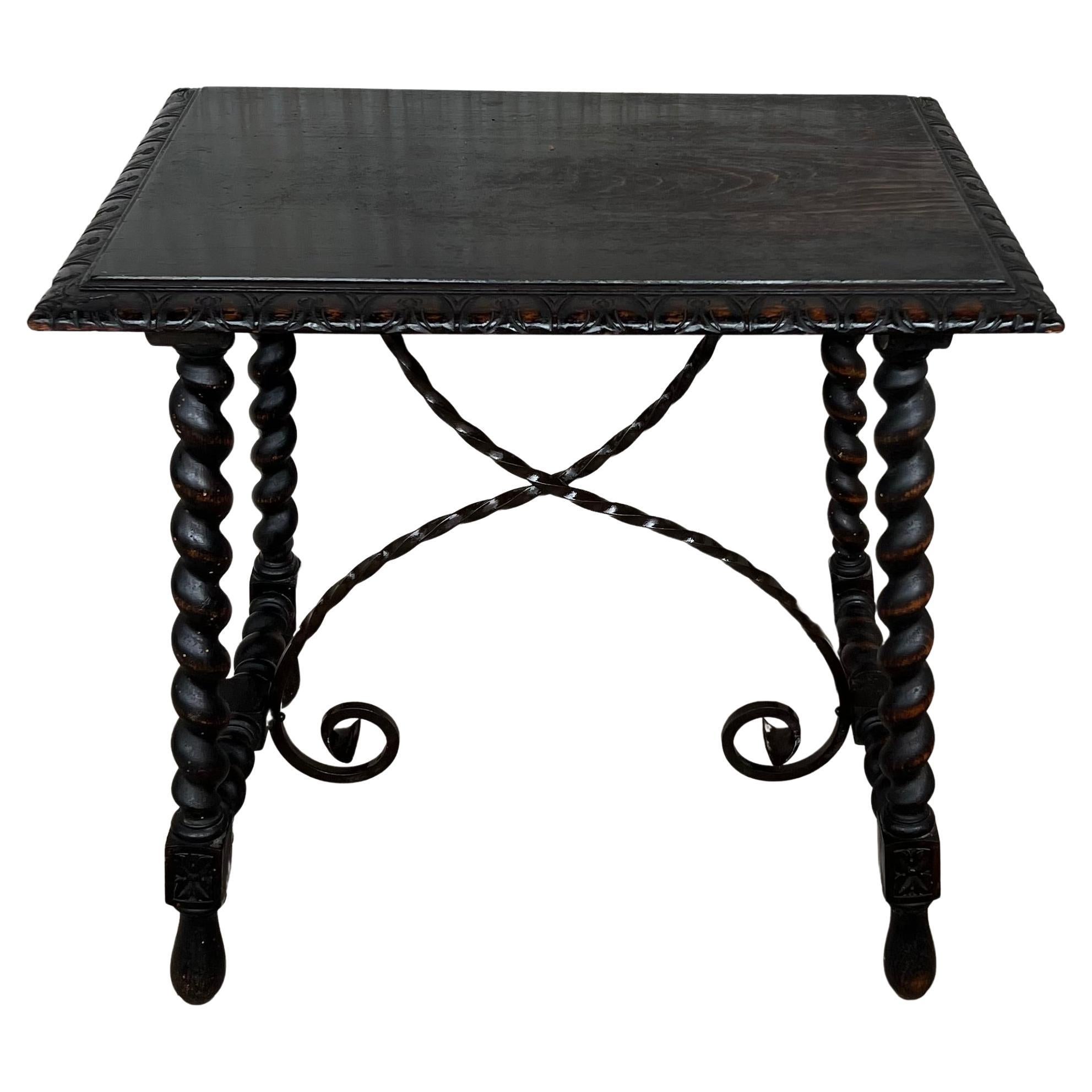Table d'appoint ou table basse espagnole du 19ème siècle avec brancard en fer et pieds Solomoniques