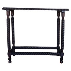Mesa auxiliar española del siglo XIX con patas torneadas y cantos tallados