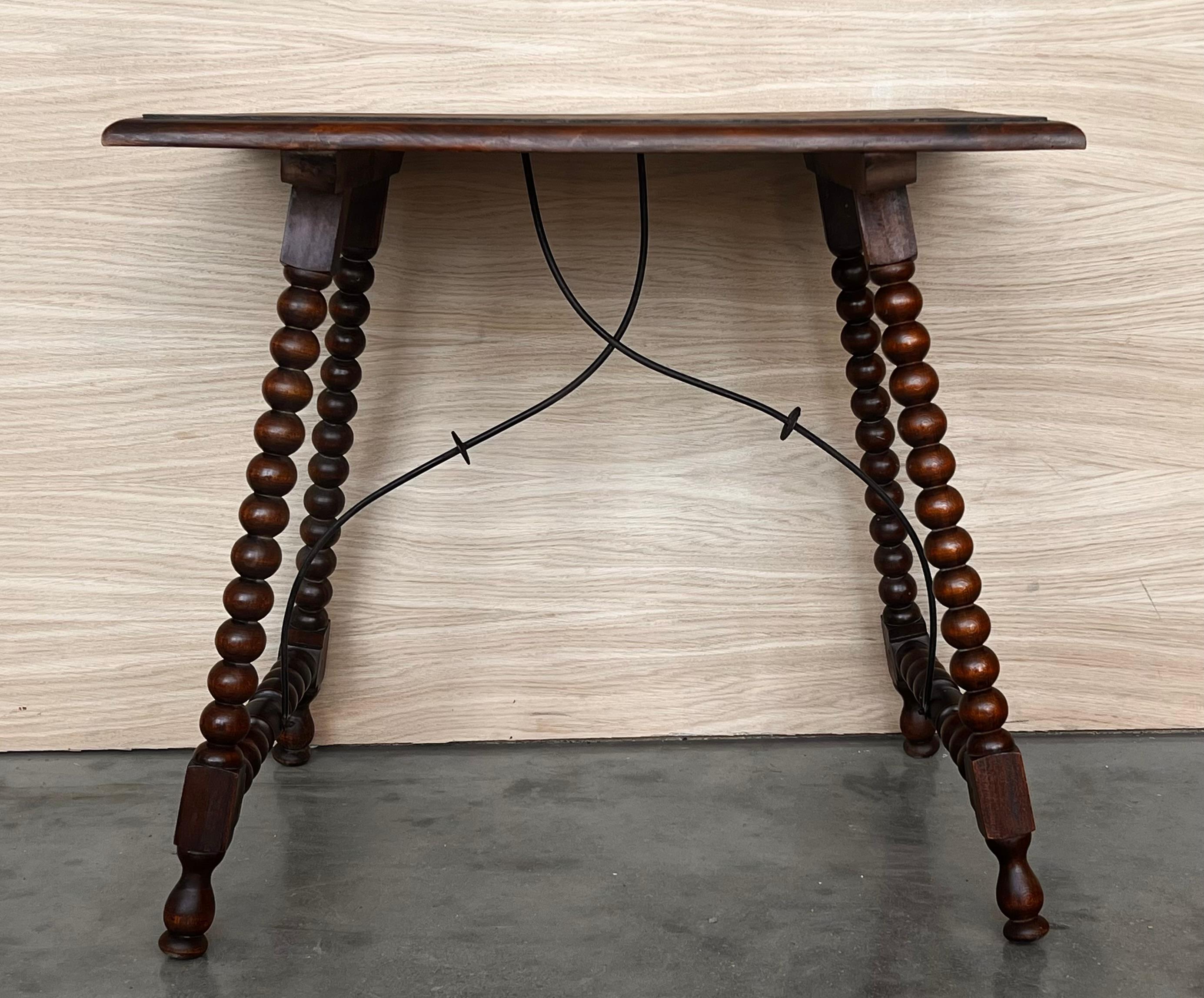 Baroque Table d'appoint espagnole du 19e siècle avec pieds tournés sculptés et traverse en fer en vente