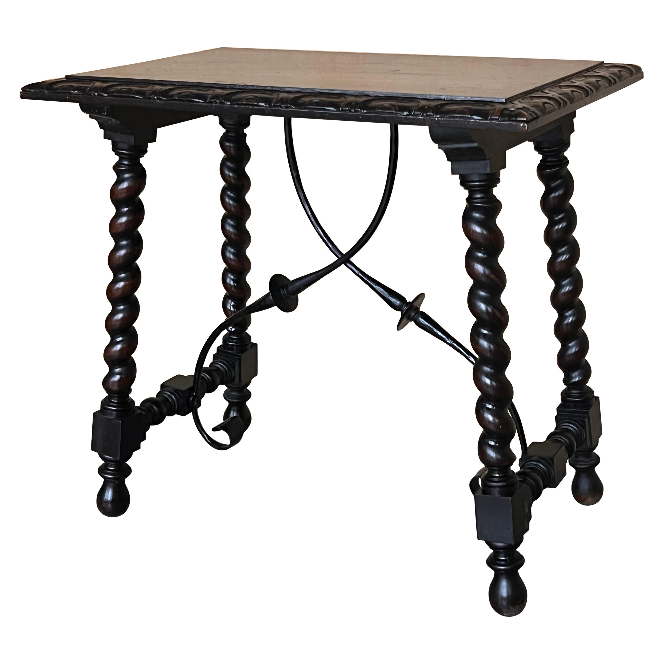 Table d'appoint espagnole du 19e siècle avec pieds tournés sculptés et traverse en fer