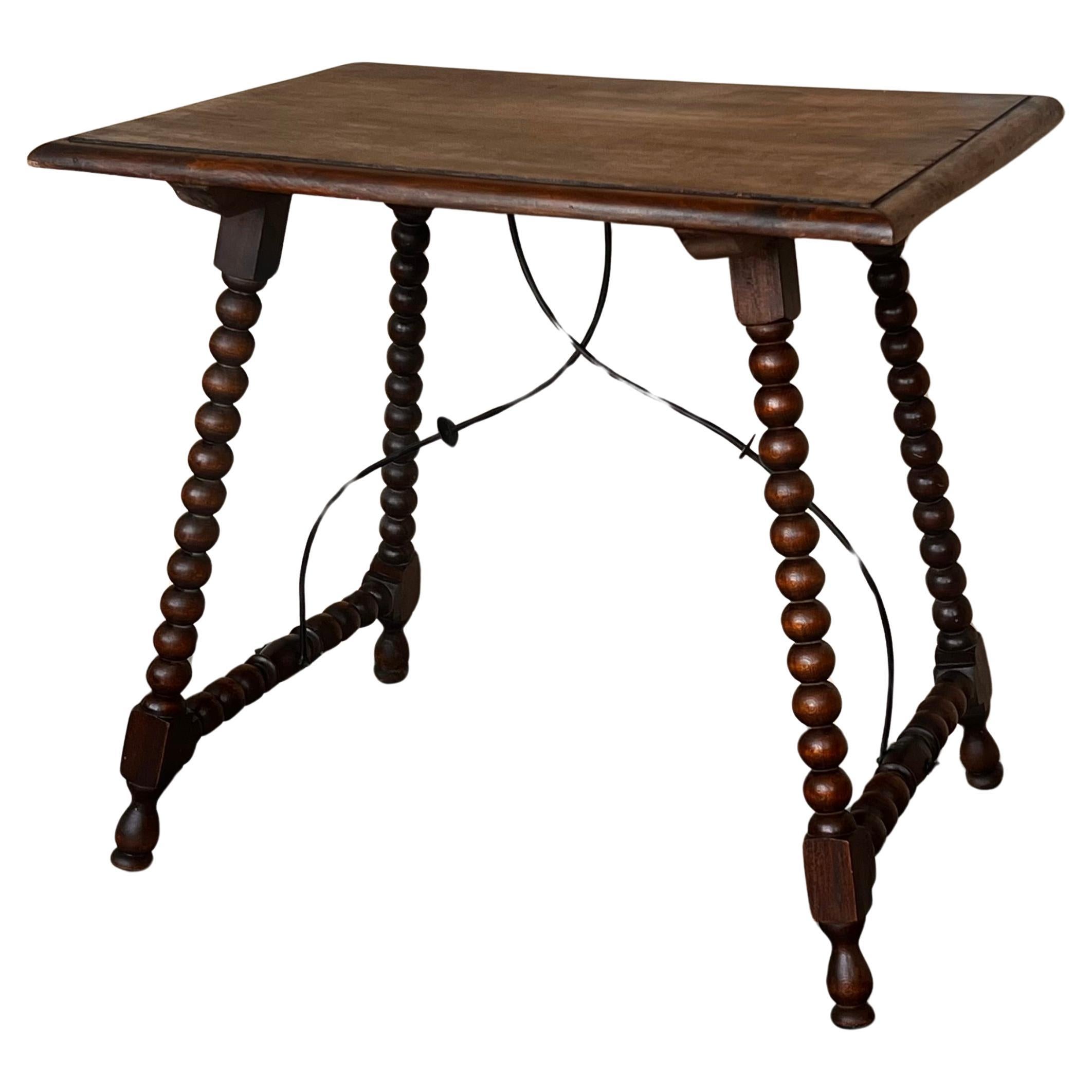 Table d'appoint espagnole du 19e siècle avec pieds tournés sculptés et traverse en fer en vente