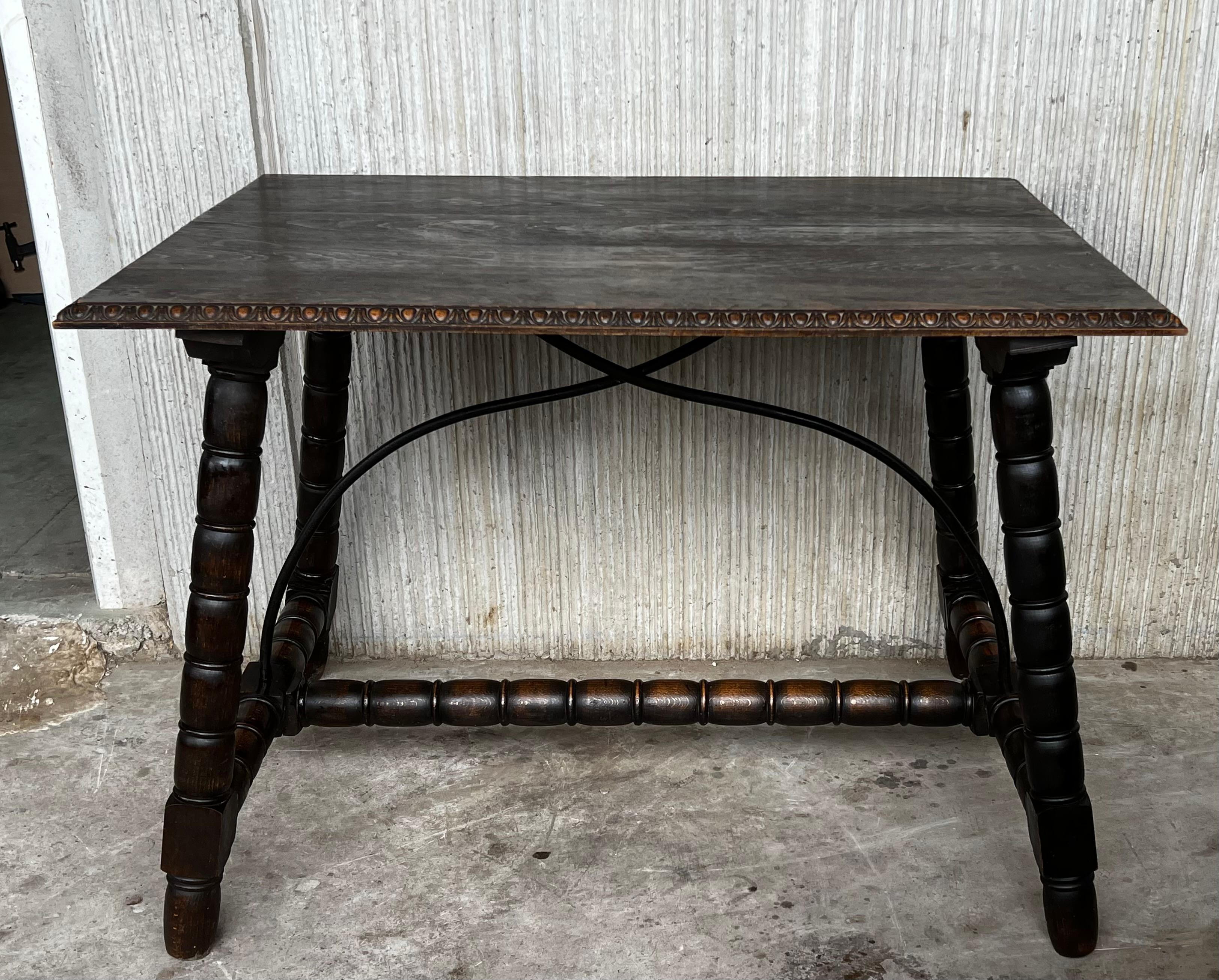 19th Spanish Side Table with Cared Turned Legs and Wood Stretcher In Good Condition For Sale In Miami, FL