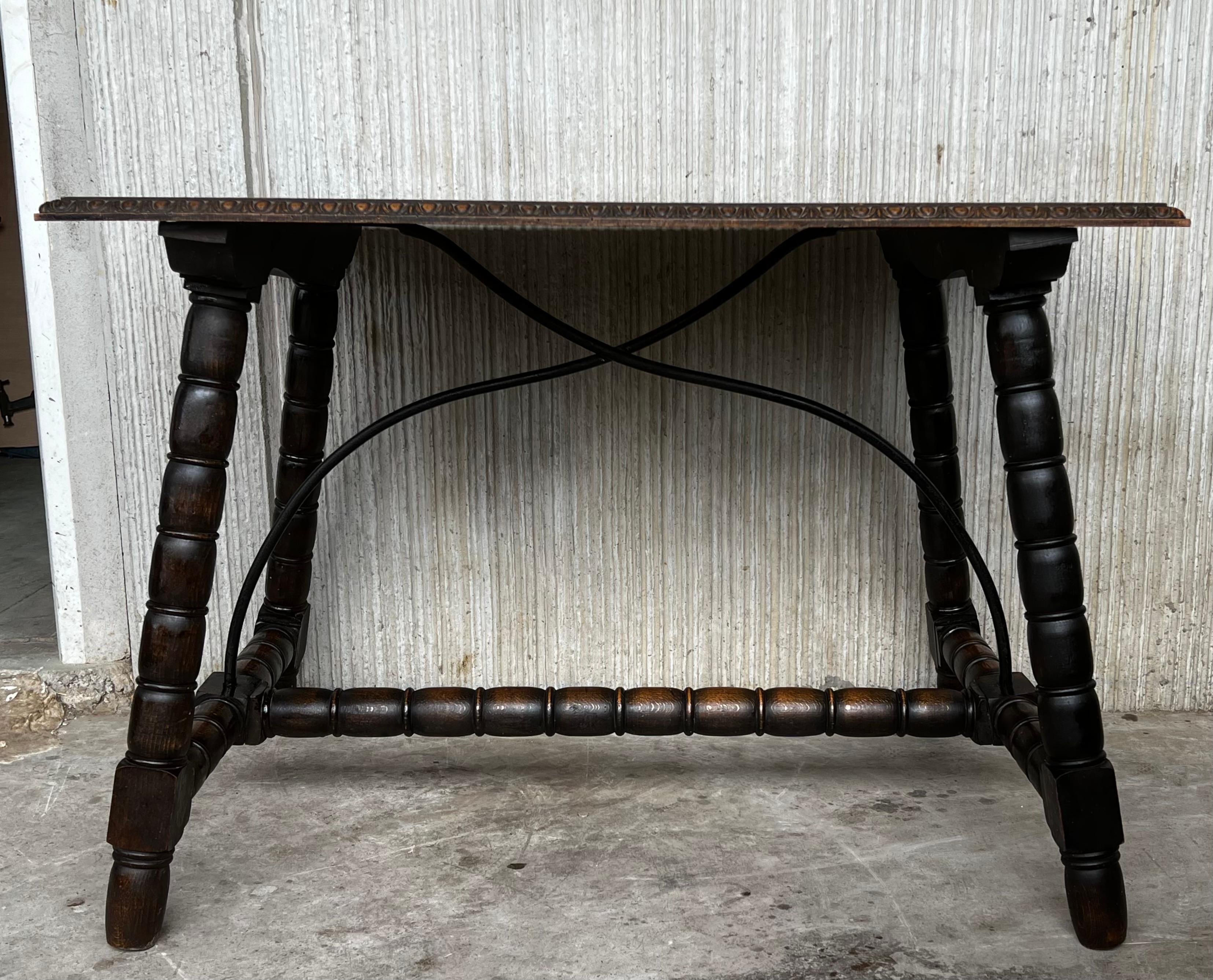 Barocco Tavolino spagnolo del XIX secolo con gambe tornite e barella in Wood in vendita