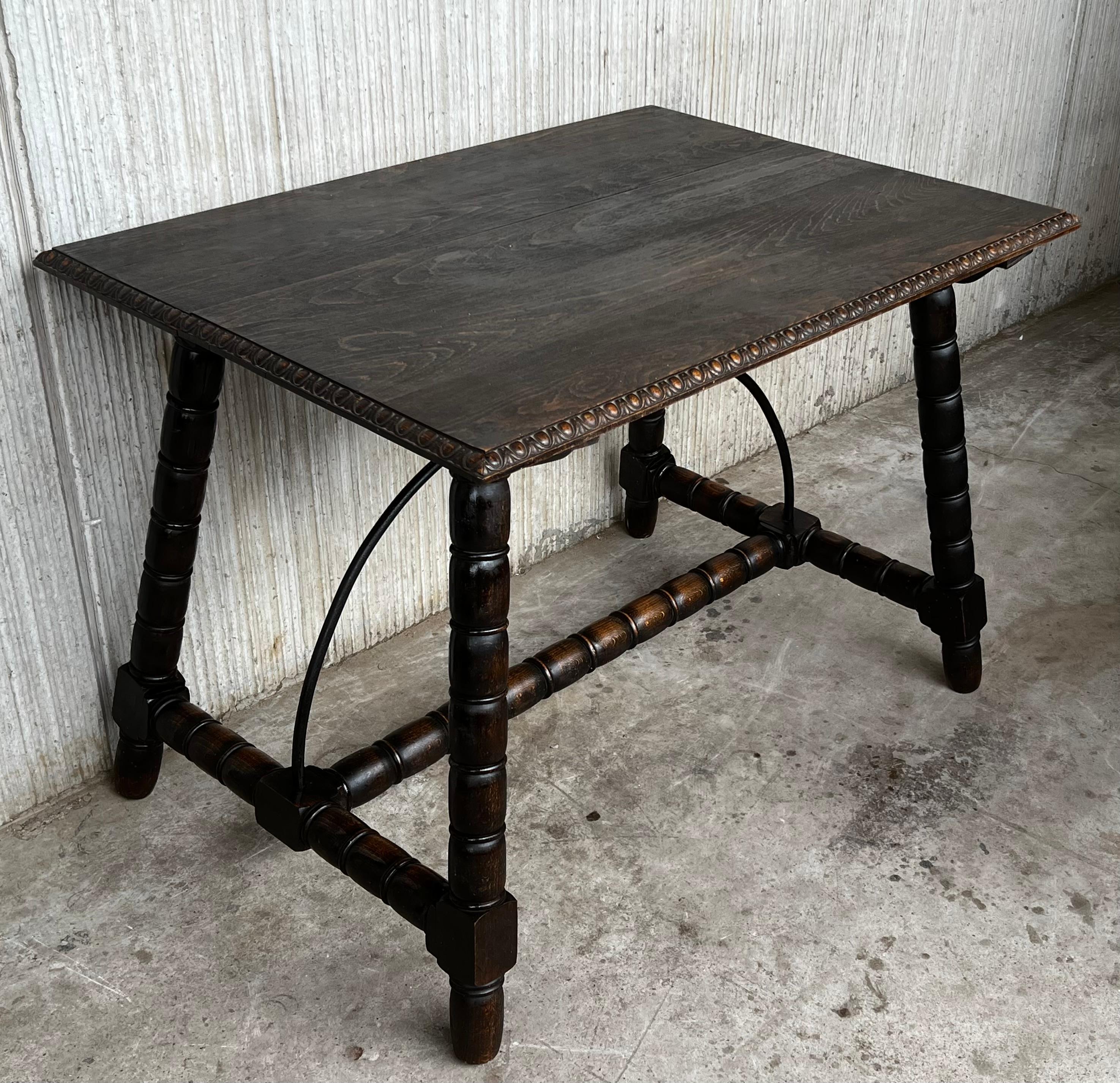 19th Spanish Side Table with Cared Turned Legs and Wood Stretcher For Sale 1