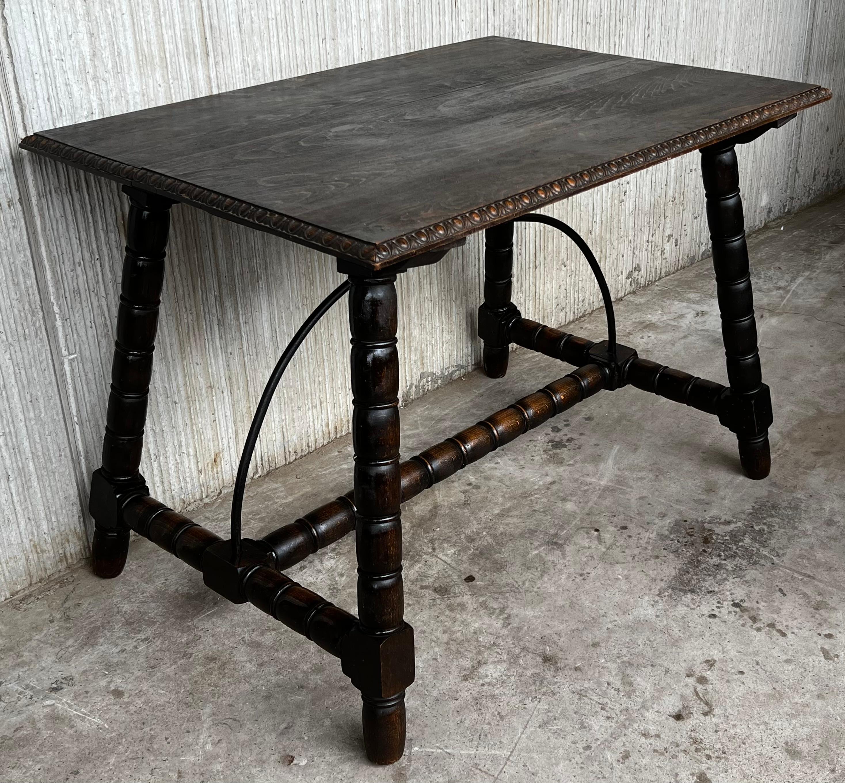 19th Spanish Side Table with Cared Turned Legs and Wood Stretcher For Sale 3