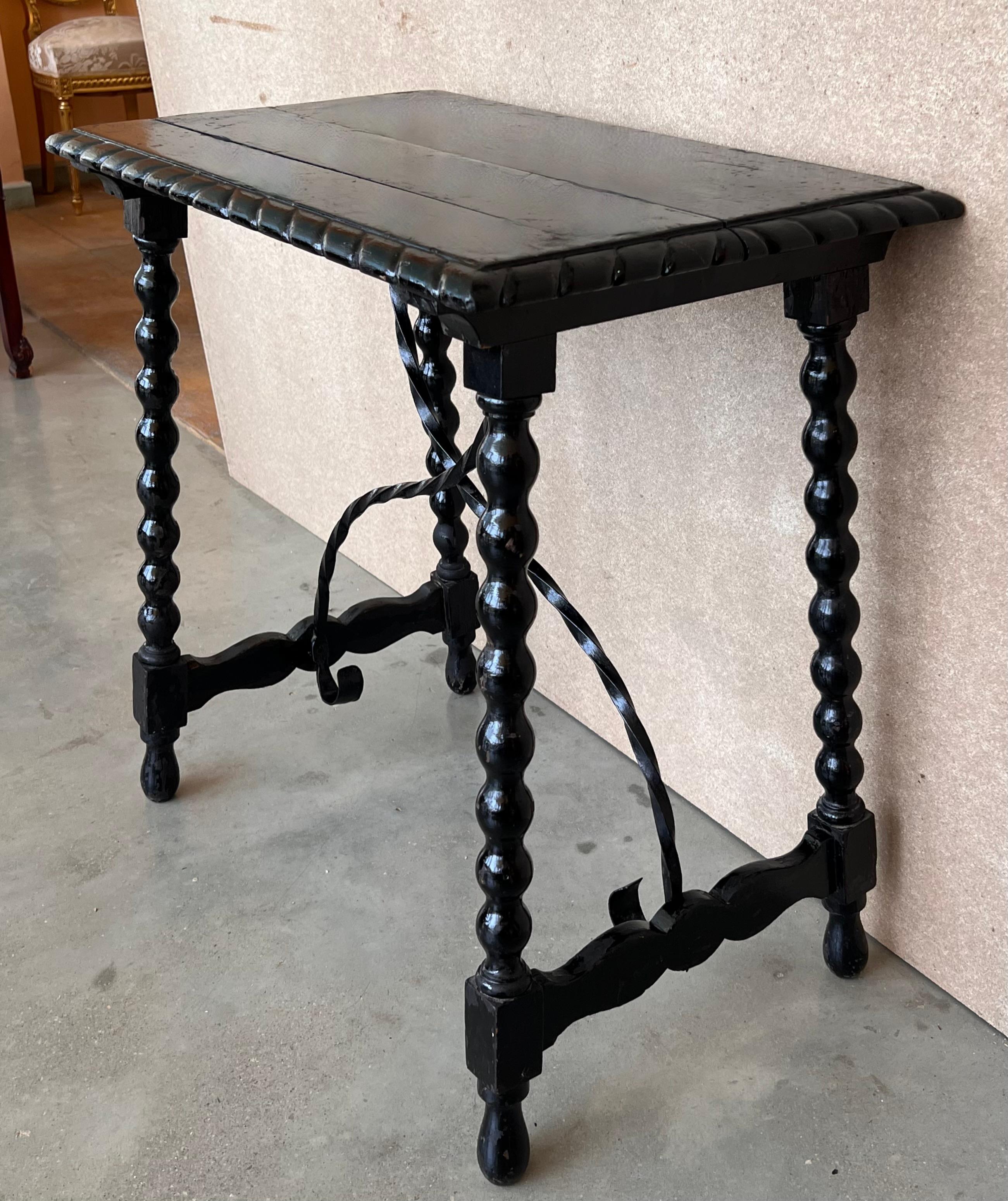 19th Spanish Walnut Side Table with Turned Legs and Iron Stretcher In Good Condition For Sale In Miami, FL