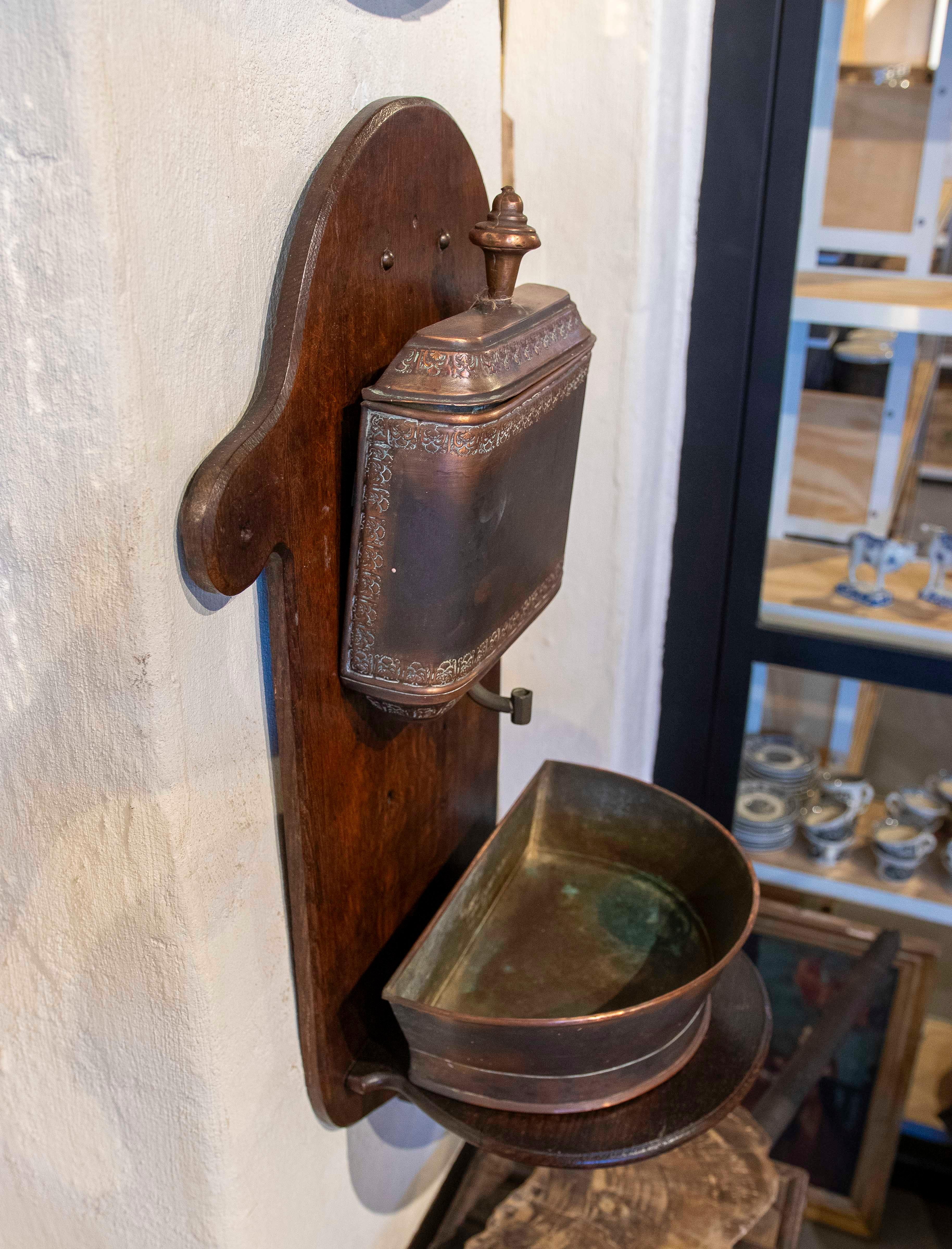 Aiguière en bois et cuivre du 19e siècle, Espagne en vente 8