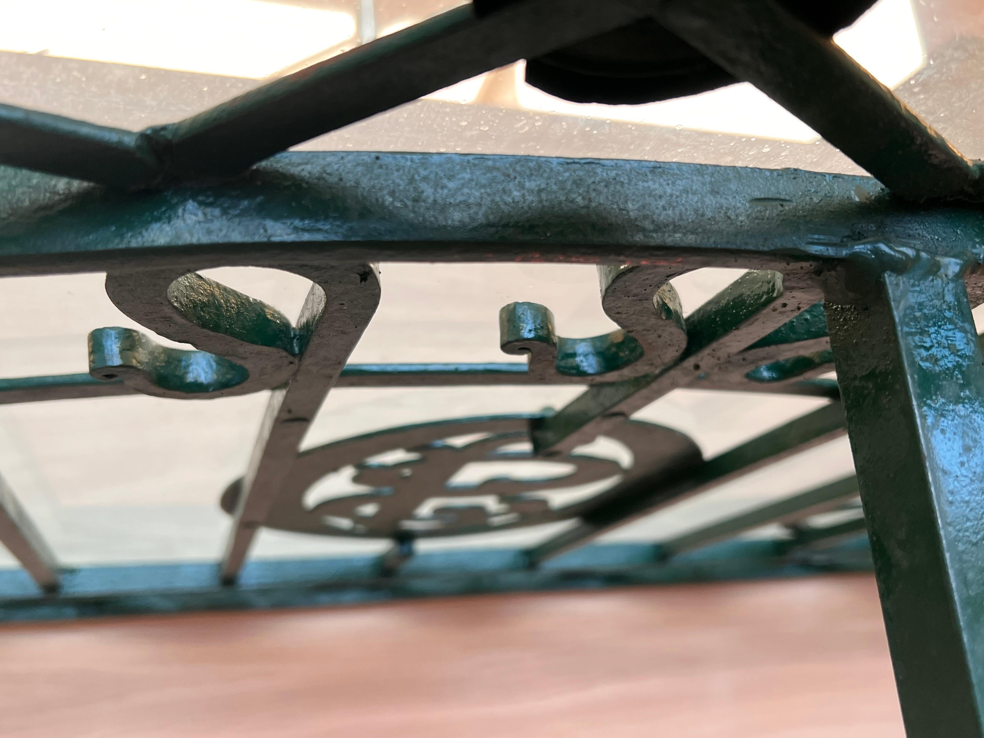 Table console espagnole du 19e siècle en fer forgé vert demi-lune en vente 5
