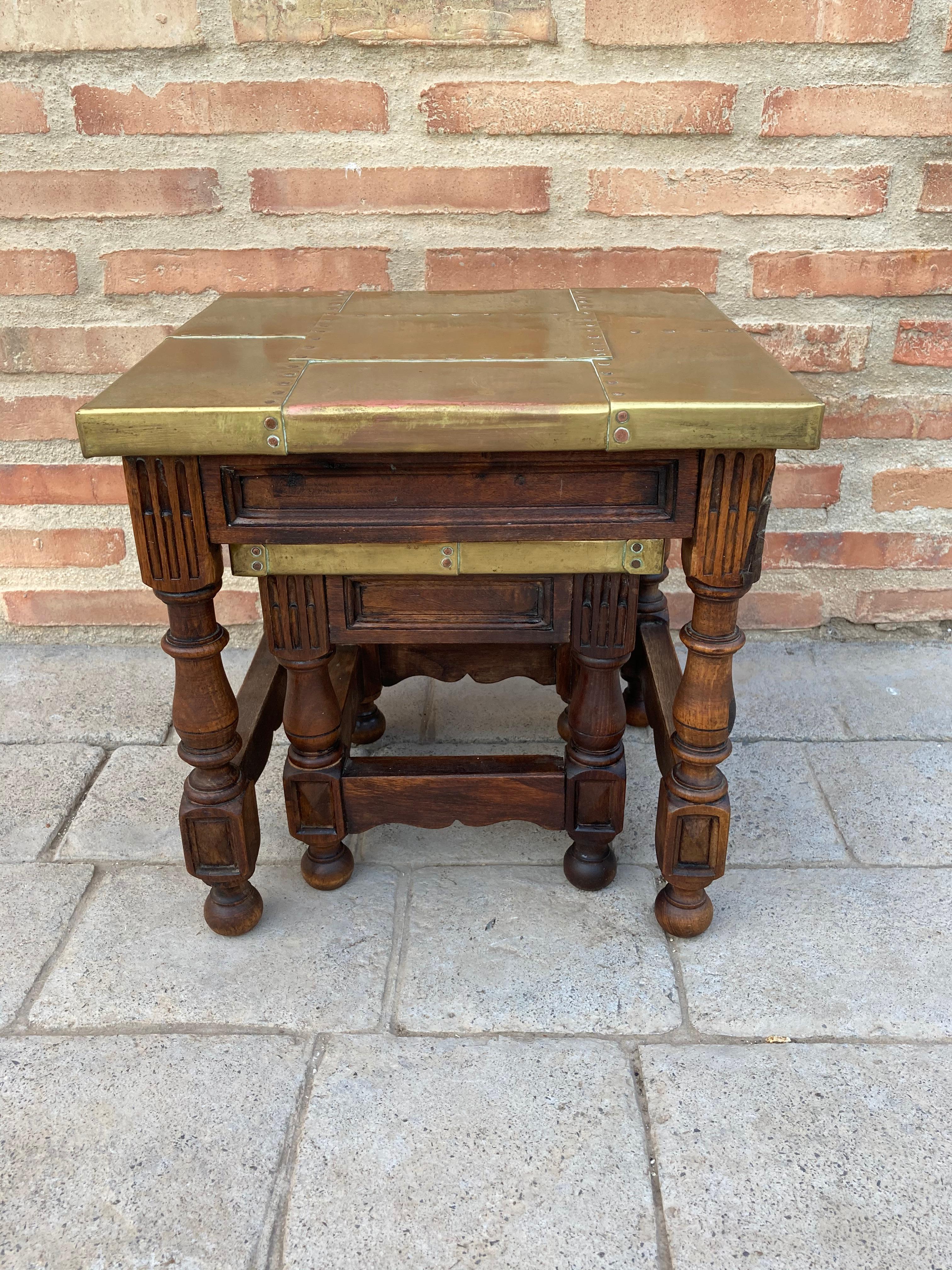 tables gigognes espagnoles du 19e siècle à plateau en zinc et pieds tournés.
  