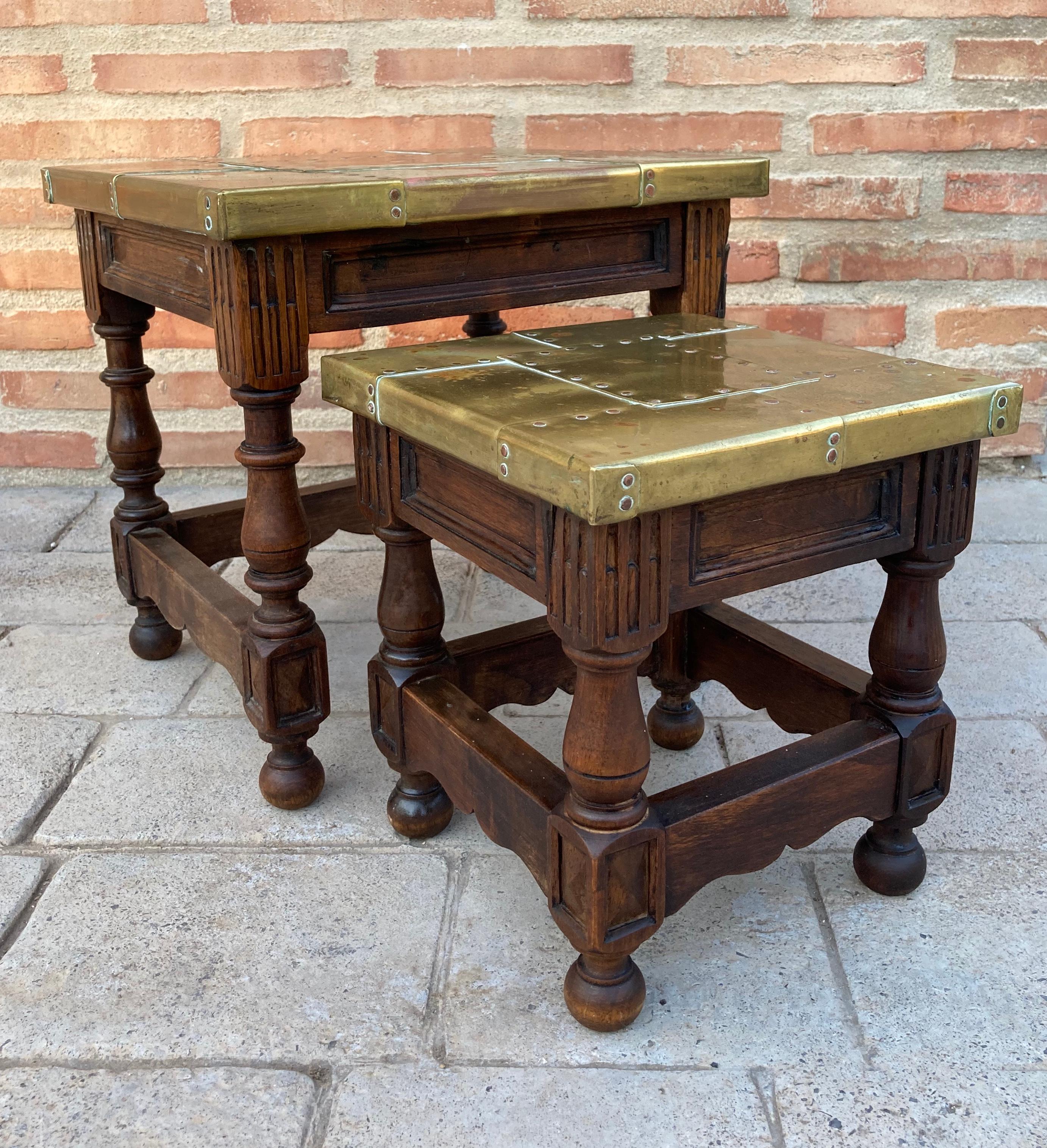 XIXe siècle Tables gigognes espagnoles du 19ème siècle à plateau en zinc et pieds tournés en vente
