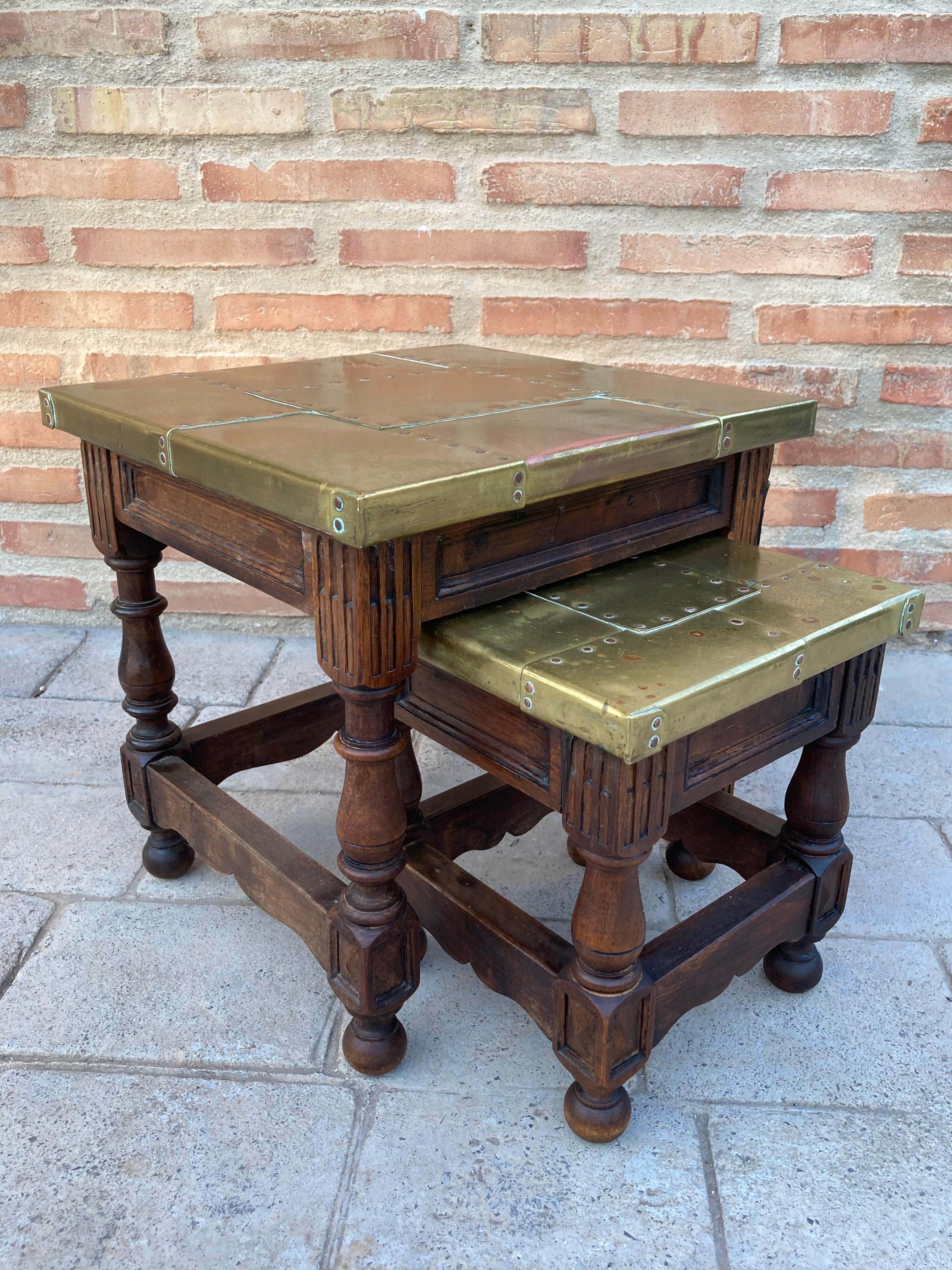 Tables gigognes espagnoles du 19ème siècle à plateau en zinc et pieds tournés en vente 1