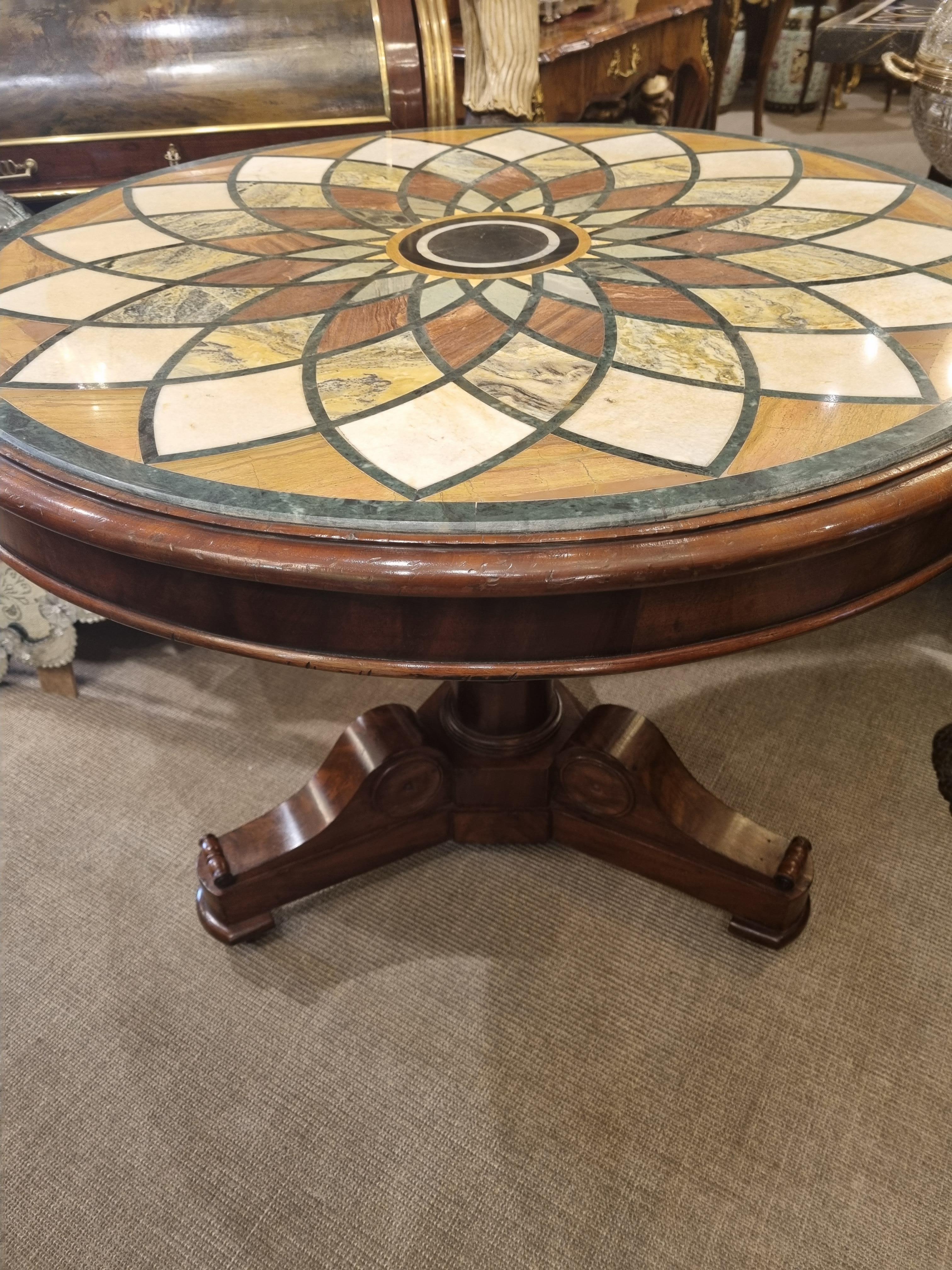 Britannique Table à plateau en marbre du 19e siècle en vente