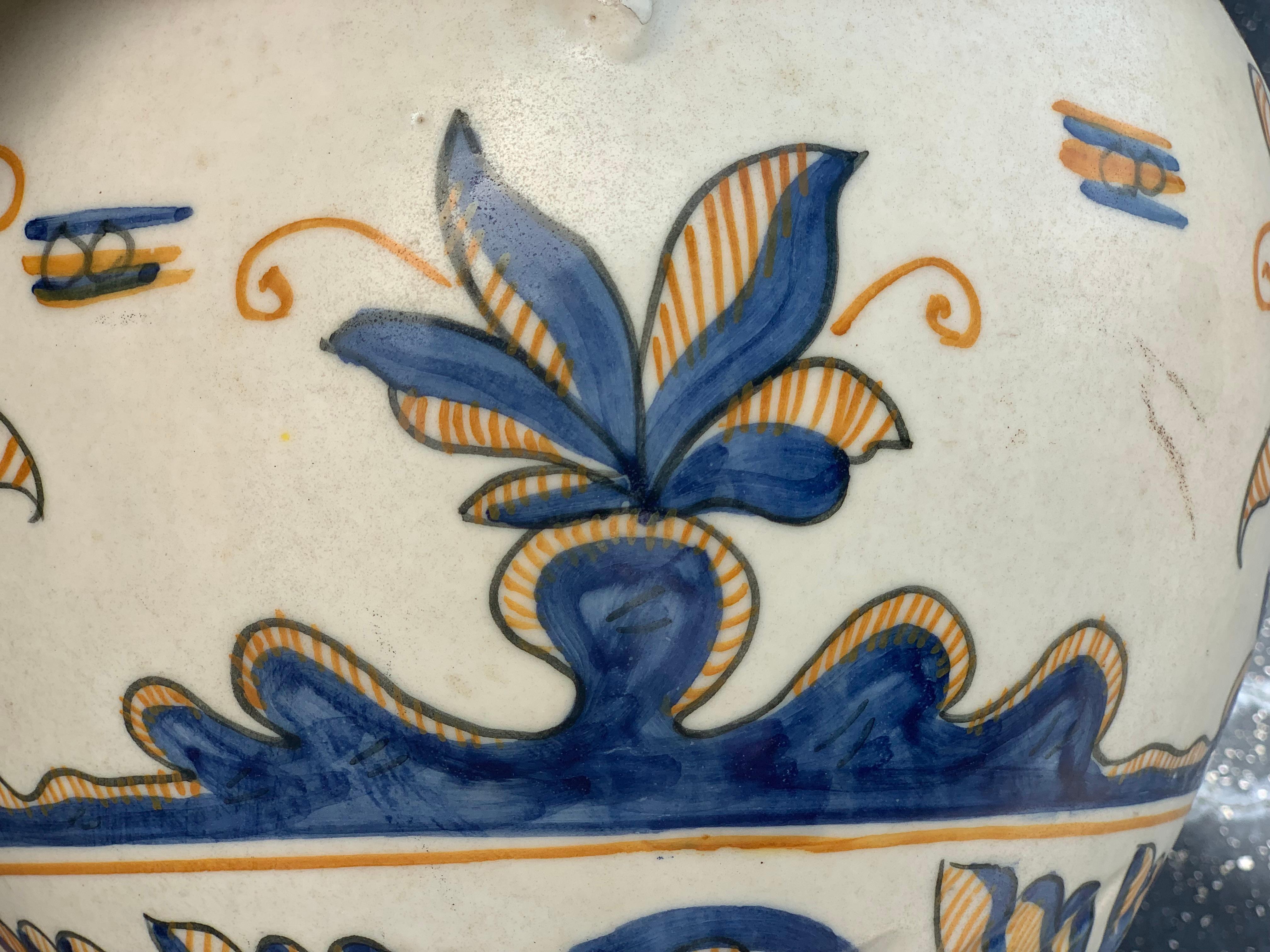 Remarquable urne en faïence émaillée continentale peinte en bleu et jaune, Talavera en vente 4
