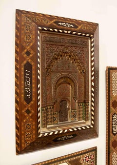 Modelo de estuco de la Alhambra del siglo XIX con marco de taracea granadina