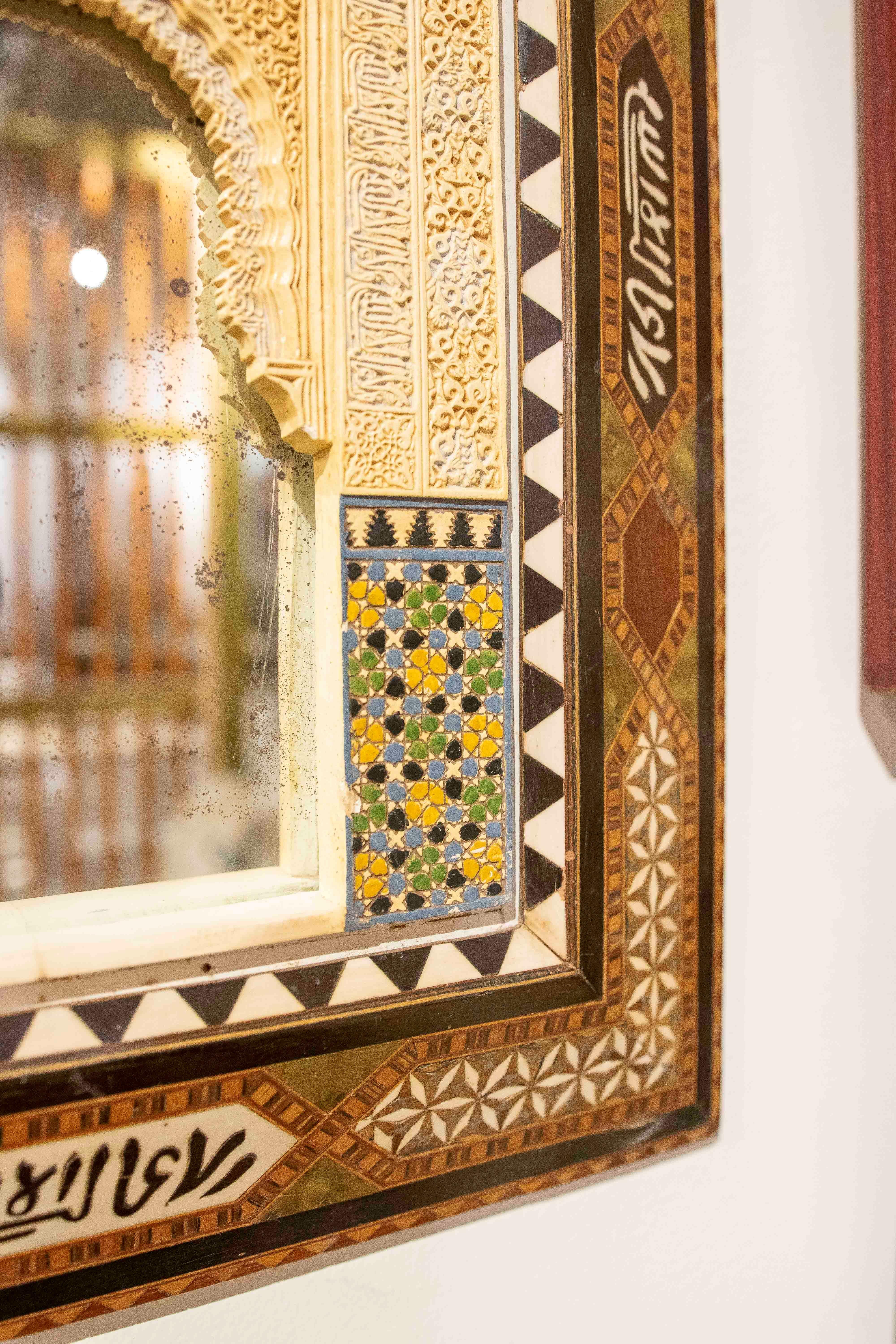 Modèle en relief en stuc de l'Alhambra du XIXe siècle avec cadre incrusté et miroir central en vente 7