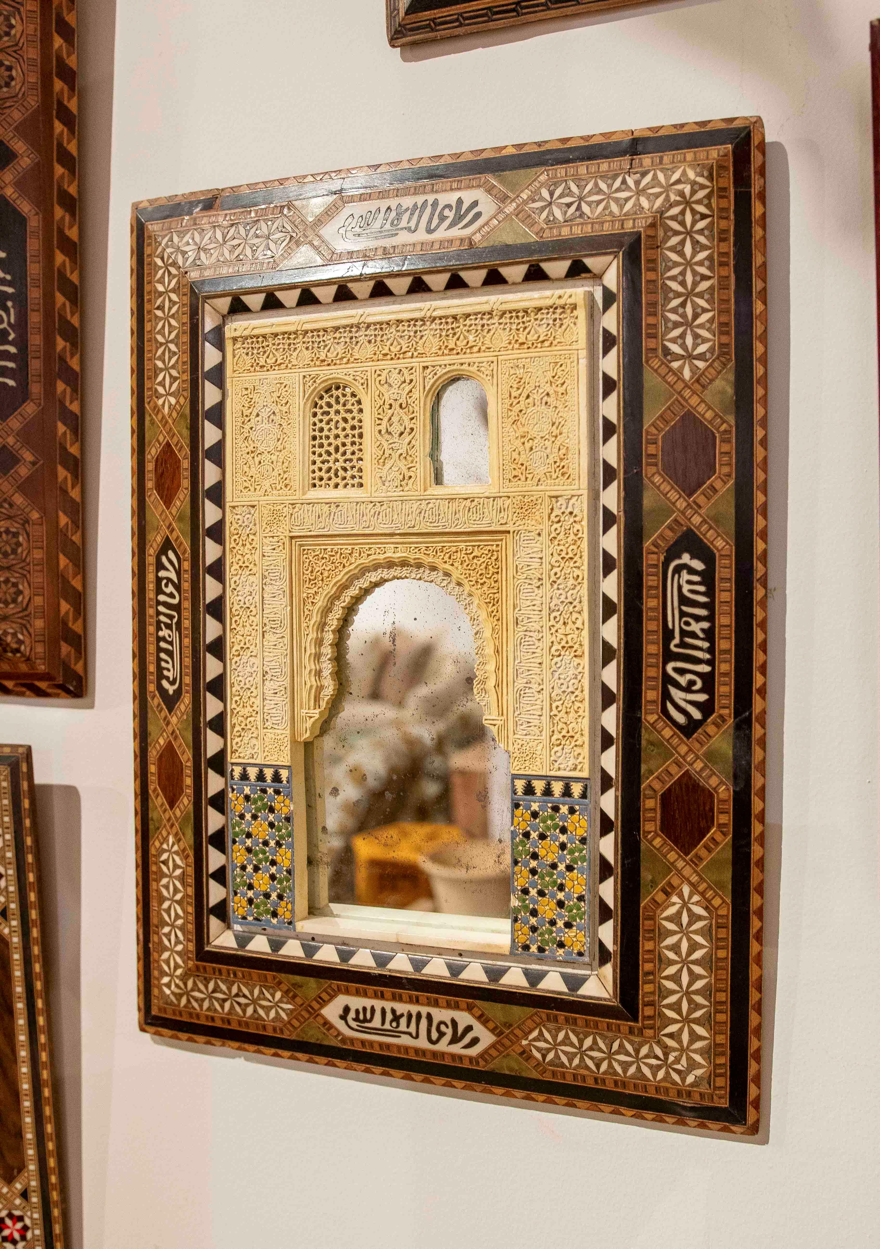 Espagnol Modèle en relief en stuc de l'Alhambra du XIXe siècle avec cadre incrusté et miroir central en vente