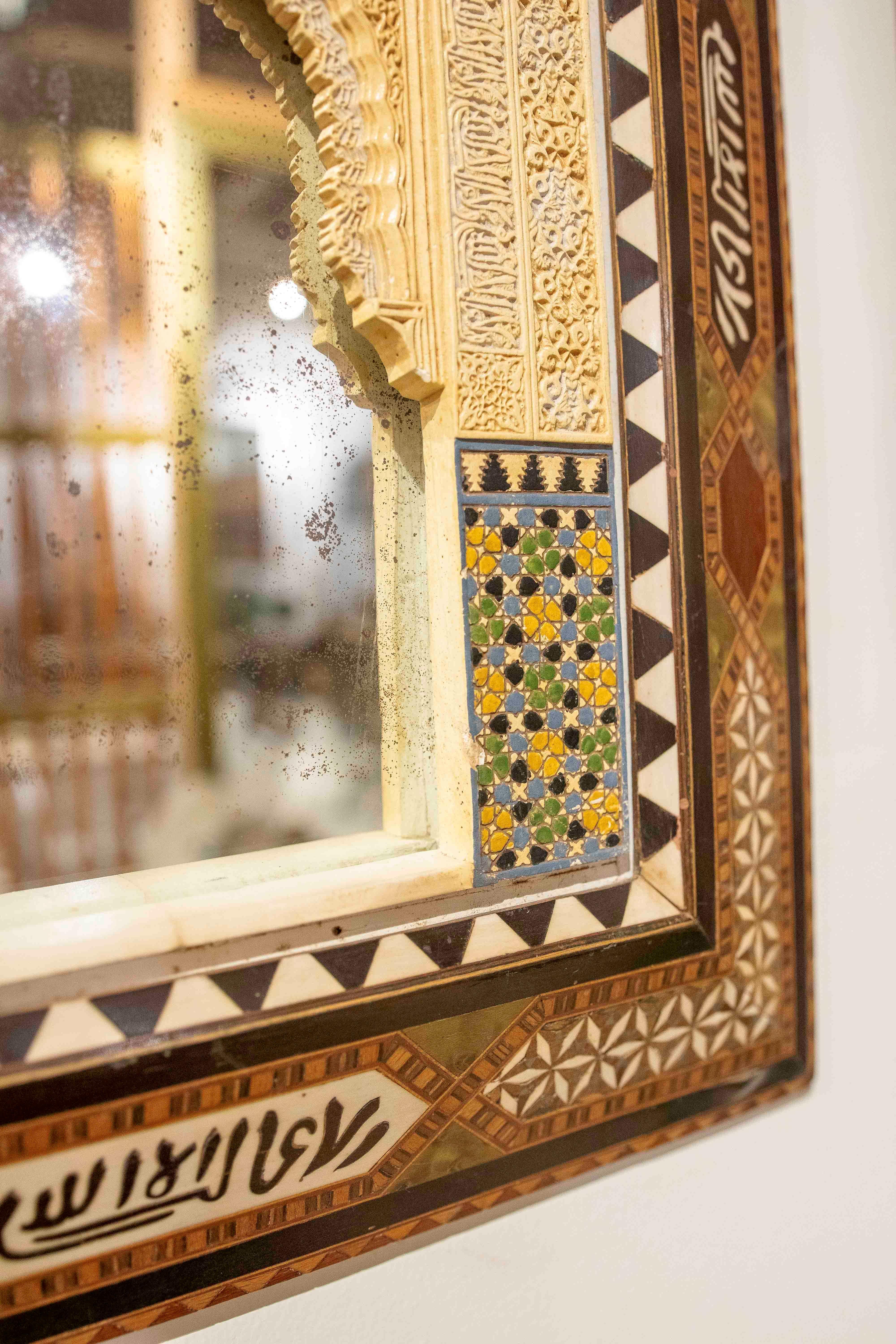 Modèle en relief en stuc de l'Alhambra du XIXe siècle avec cadre incrusté et miroir central en vente 4
