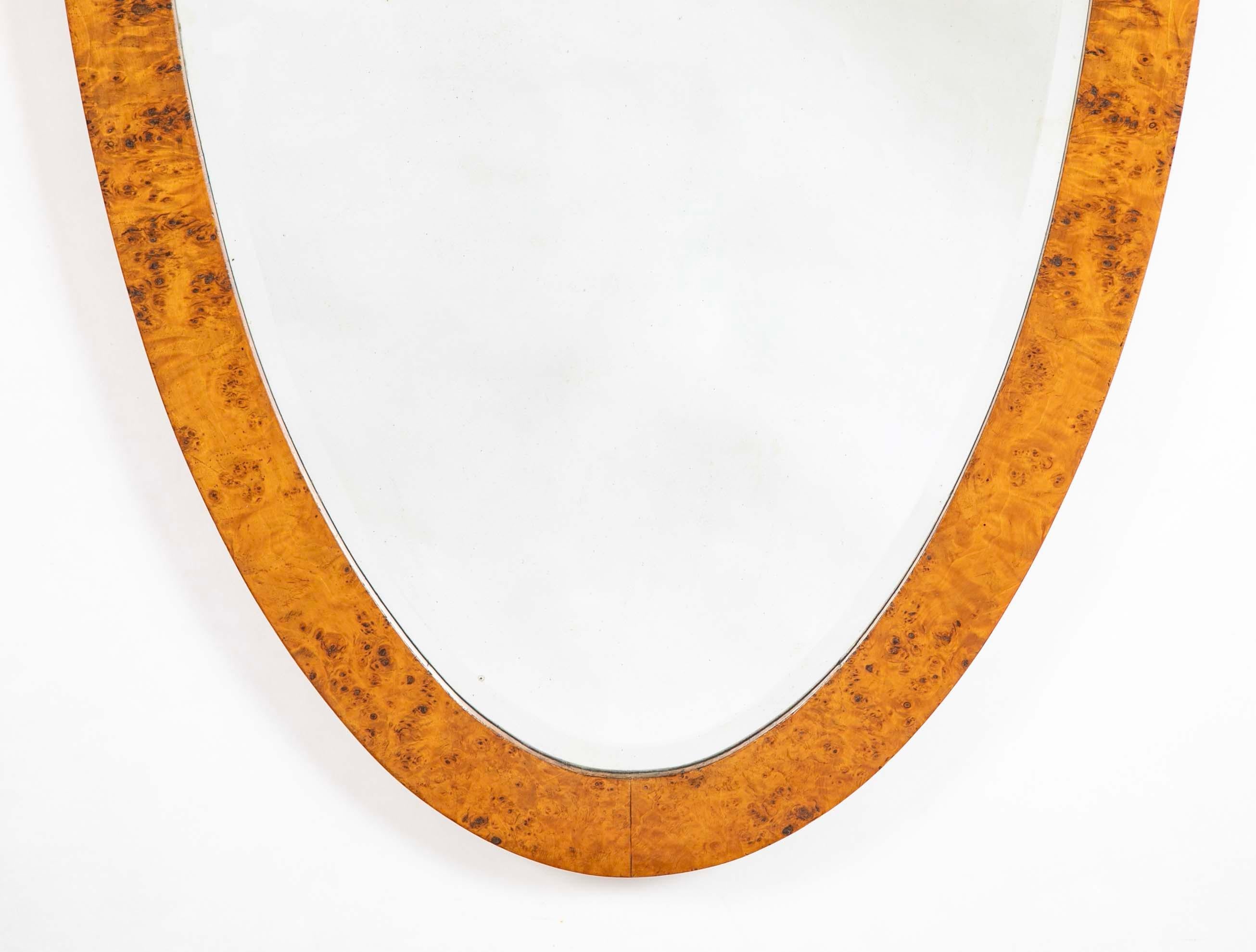 Miroir ovale en bouleau karnelé suédois du 19e siècle avec le verre biseauté d'origine. Ce joli miroir est si moderne dans sa simplicité, comme le sont les meilleurs designs de la période Biedermeier, véritable précurseur du By Design Modern. Le