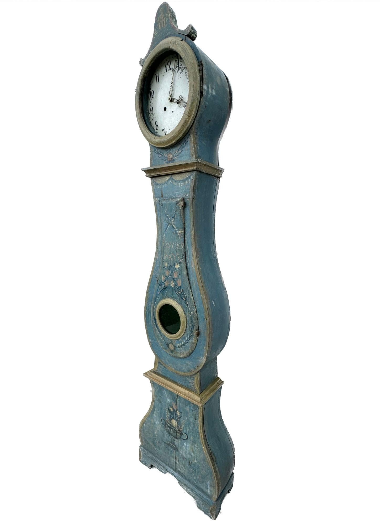 Schwedische Gustavianische Standuhr aus dem 19. Jahrhundert mit einem eleganten und schlanken Holzgehäuse mit dekorativen Details. Abgekratzt, um die ursprüngliche Polychromed gemalt und handgefertigte Uhr ist himmelblau mit floralen Motiven in der