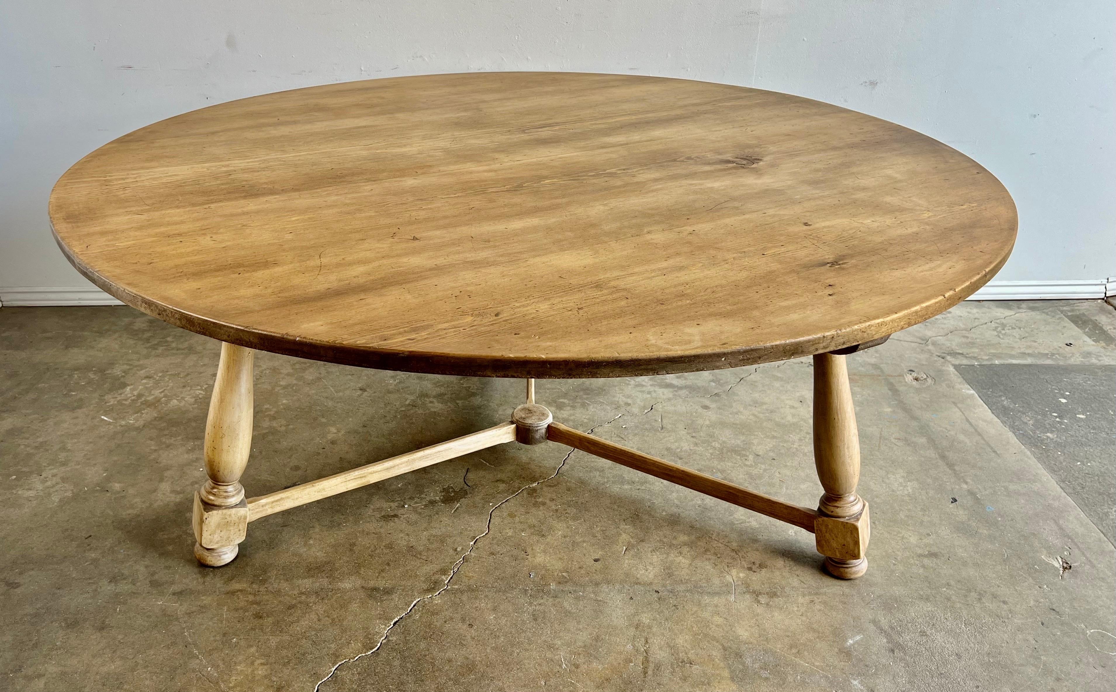 19th Swedish Round Shaped Bleached Wood Table In Distressed Condition In Los Angeles, CA