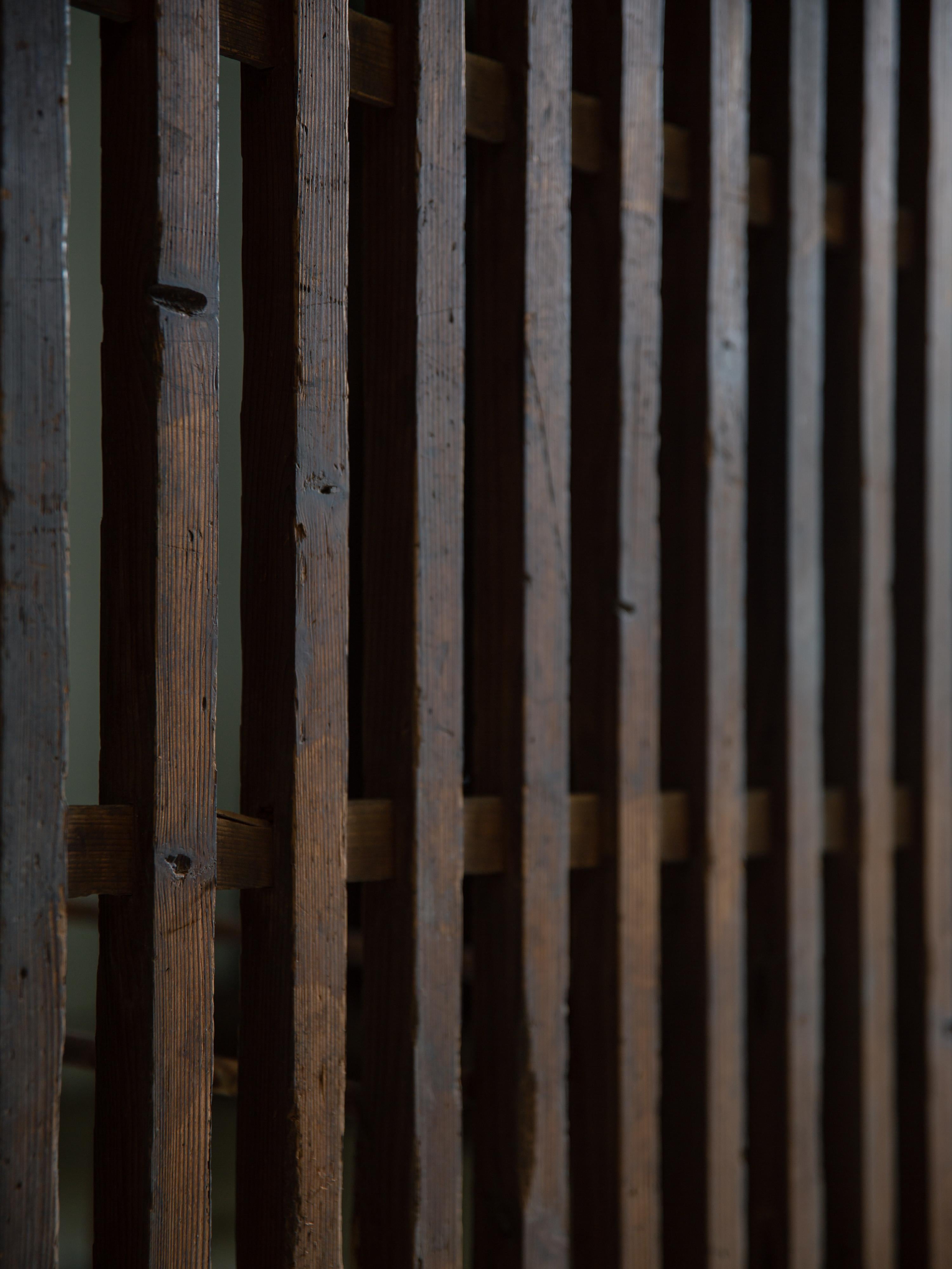 Falegnameria 1860s-90s wabi sabi Japanese thick black sliding lattice door, exterior door in vendita