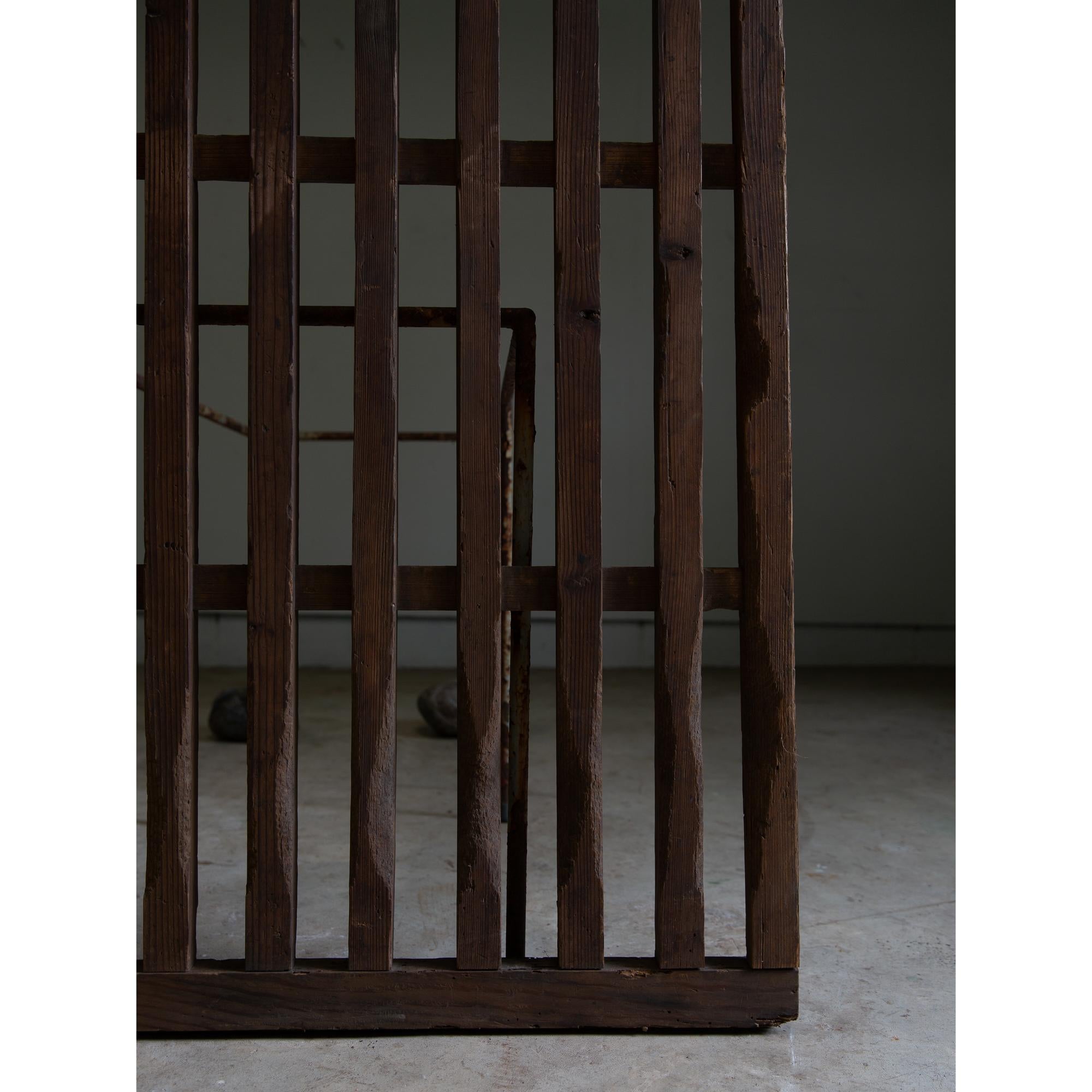 19th thick black lattice door. antique sliding door. wabi sabi Japanese shoji en Bueno estado para la venta en 常陸大宮市, JP