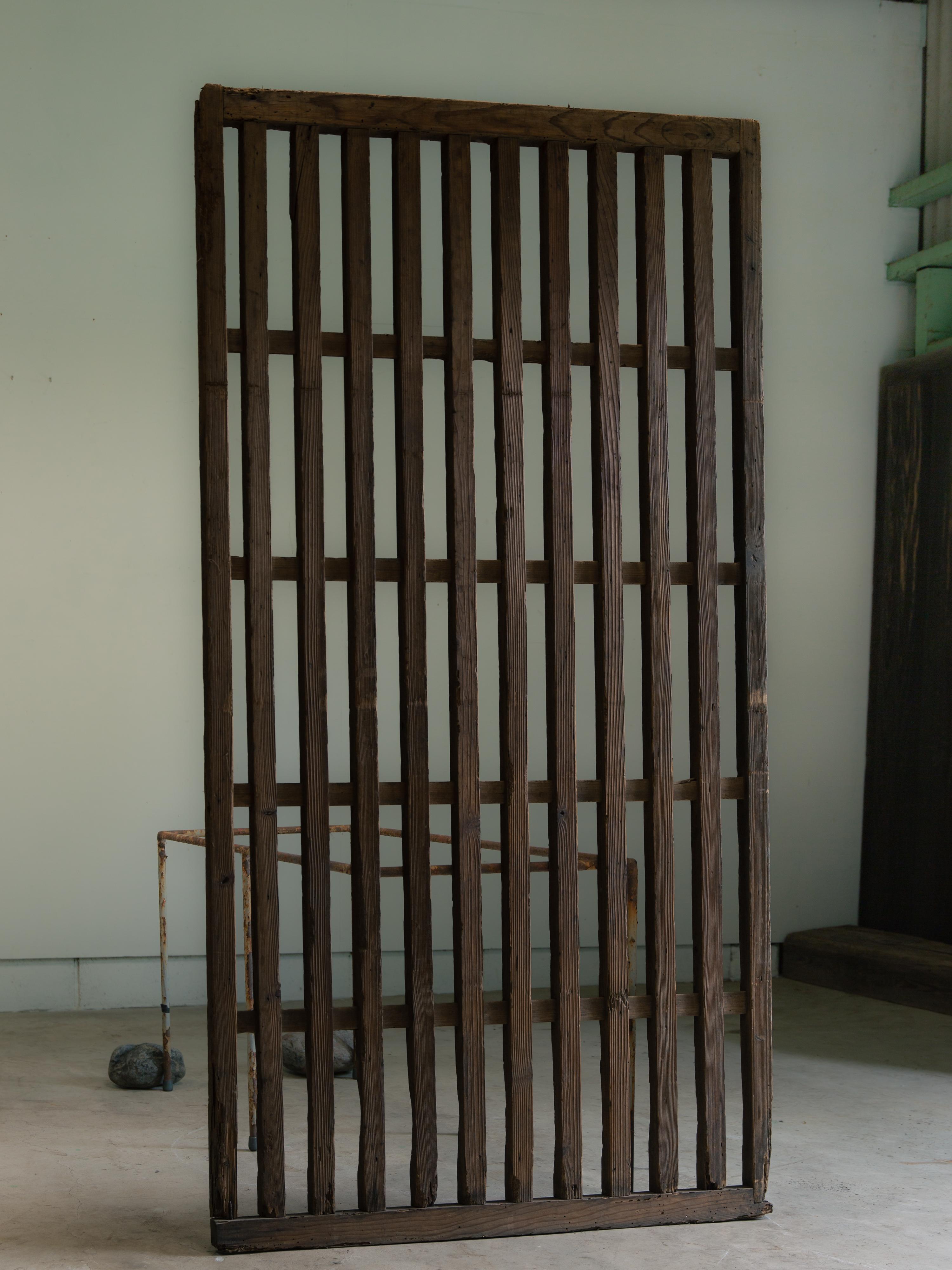 1860s-90s wabi sabi Japanese thick black sliding lattice door, exterior door in vendita 1