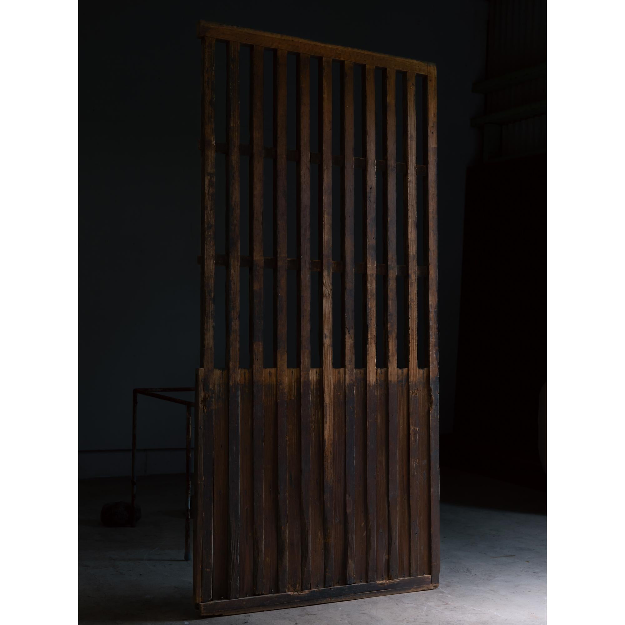 Porte coulissante japonaise antique en treillis épais, ara-koshido, 
Période Edo à Meiji, vers 1870 et début 1900.

De nos jours, il est de plus en plus rare de trouver une porte coulissante avec des treillis épais et solides comme