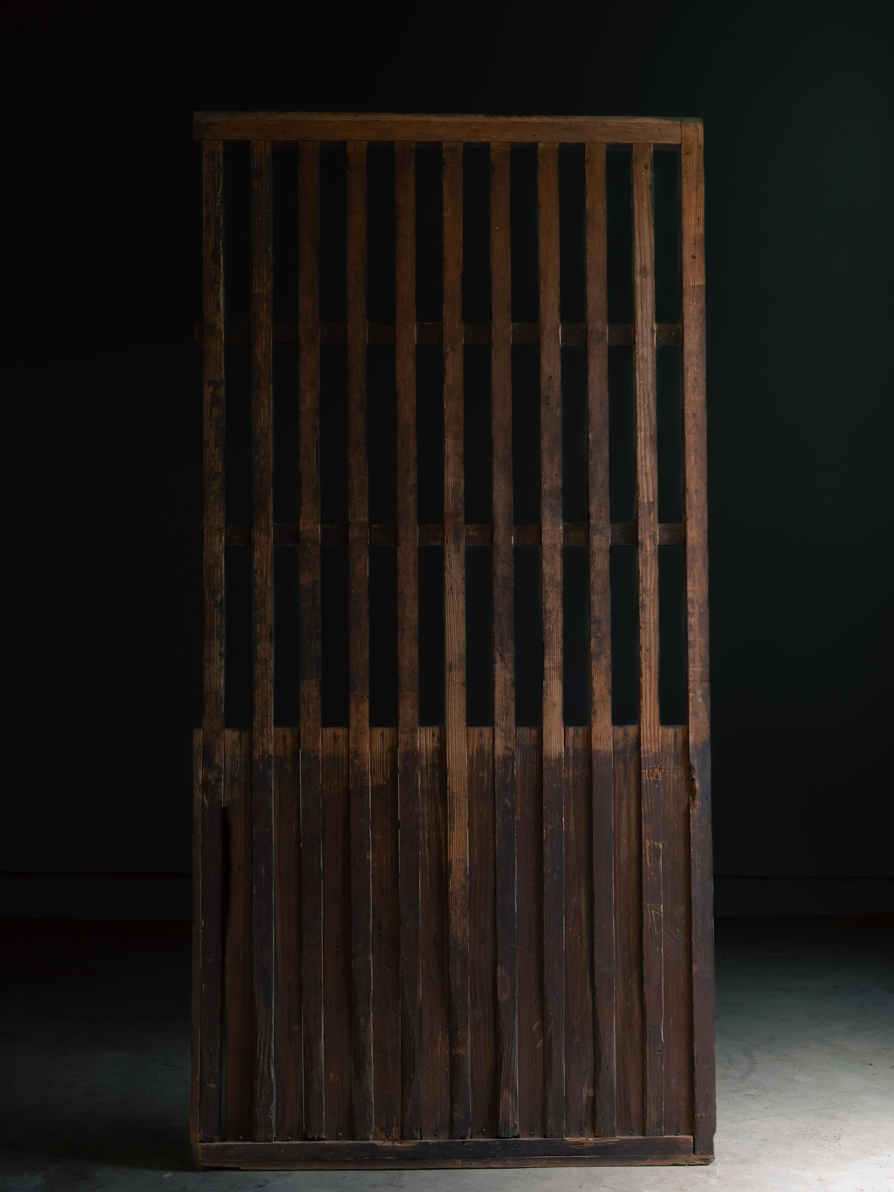 Japanische antike dicke Gitterschiebetür, ara-koshido, 
Edo- bis Meiji-Periode, ca. 1870er bis Anfang 1900er Jahre.

Heutzutage wird es immer schwieriger und seltener, eine Schiebetür mit dicken, starken Gittern wie diese zu finden.
Die Dicke der