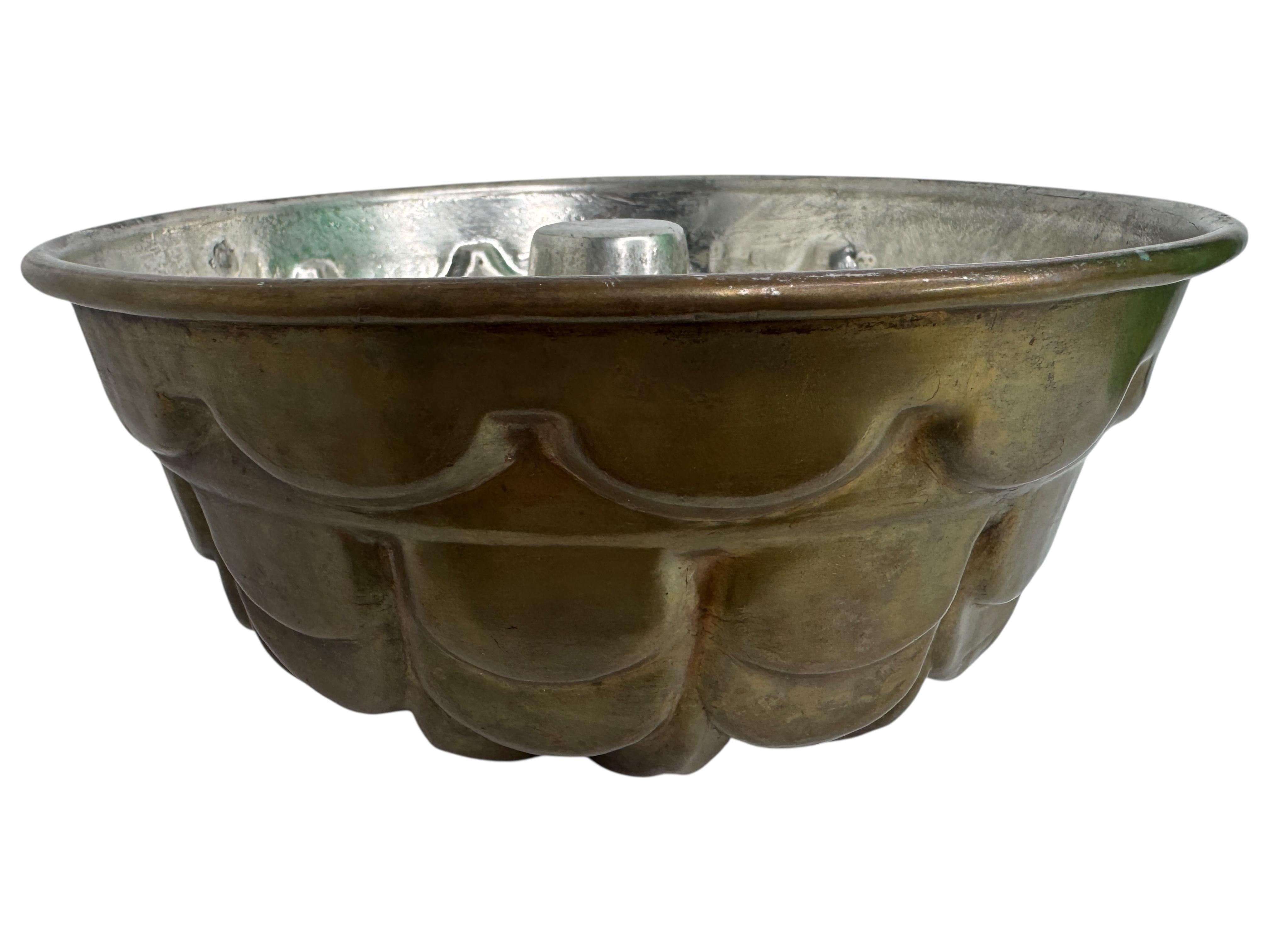 A antique copper cake baking mold in a nice cute design. This German cake mold was found at an Estate Sale in Nuremberg, Germany. The pan has been lightly polished and shows natural patina on the copper exterior. Also may be used as a wall