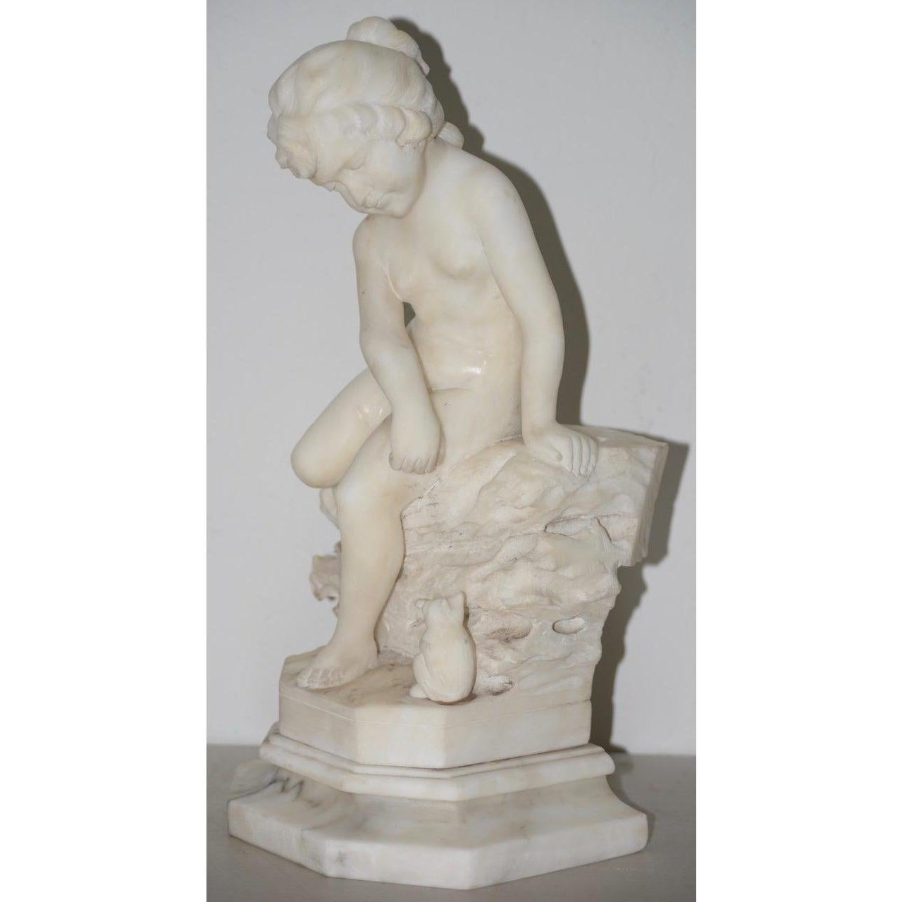 Scultura in marmo del XIX-inizio XX secolo Bambino con gattino, 1920 circa In condizioni buone in vendita a San Francisco, CA