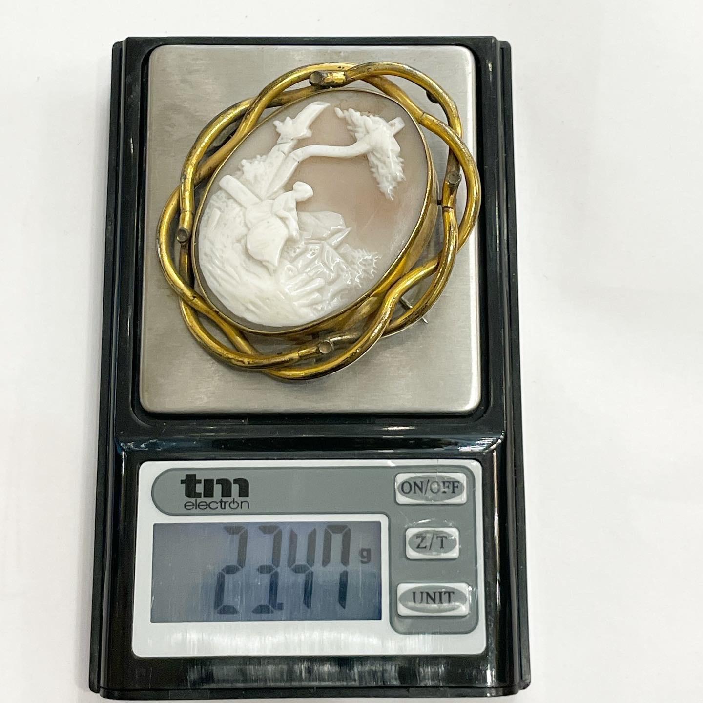  Broche en or jaune 9 carats avec camée à motif bucolique victorien en forme de coquillage en vente 6