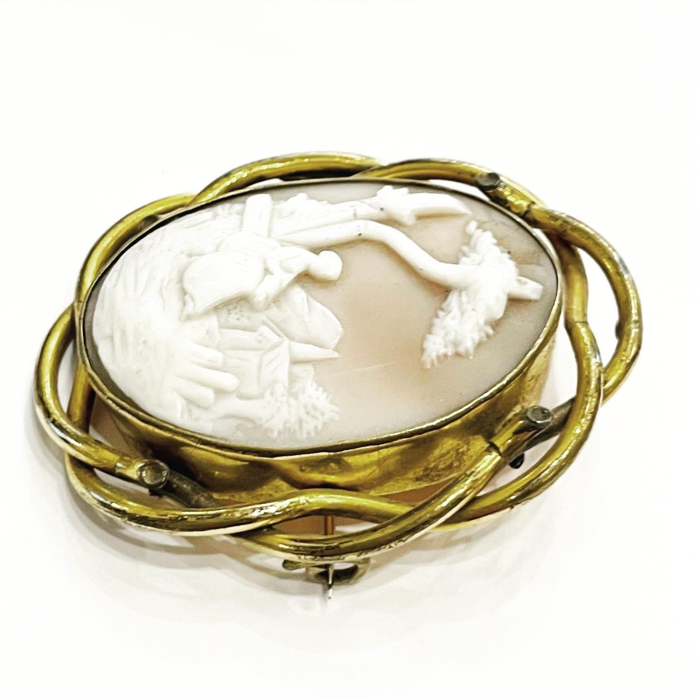Victorien  Broche en or jaune 9 carats avec camée à motif bucolique victorien en forme de coquillage en vente