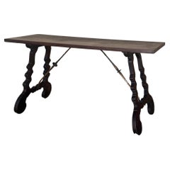 Table console en noyer 19ème  Avec pieds en forme de lyre et haut lourd, Espagne